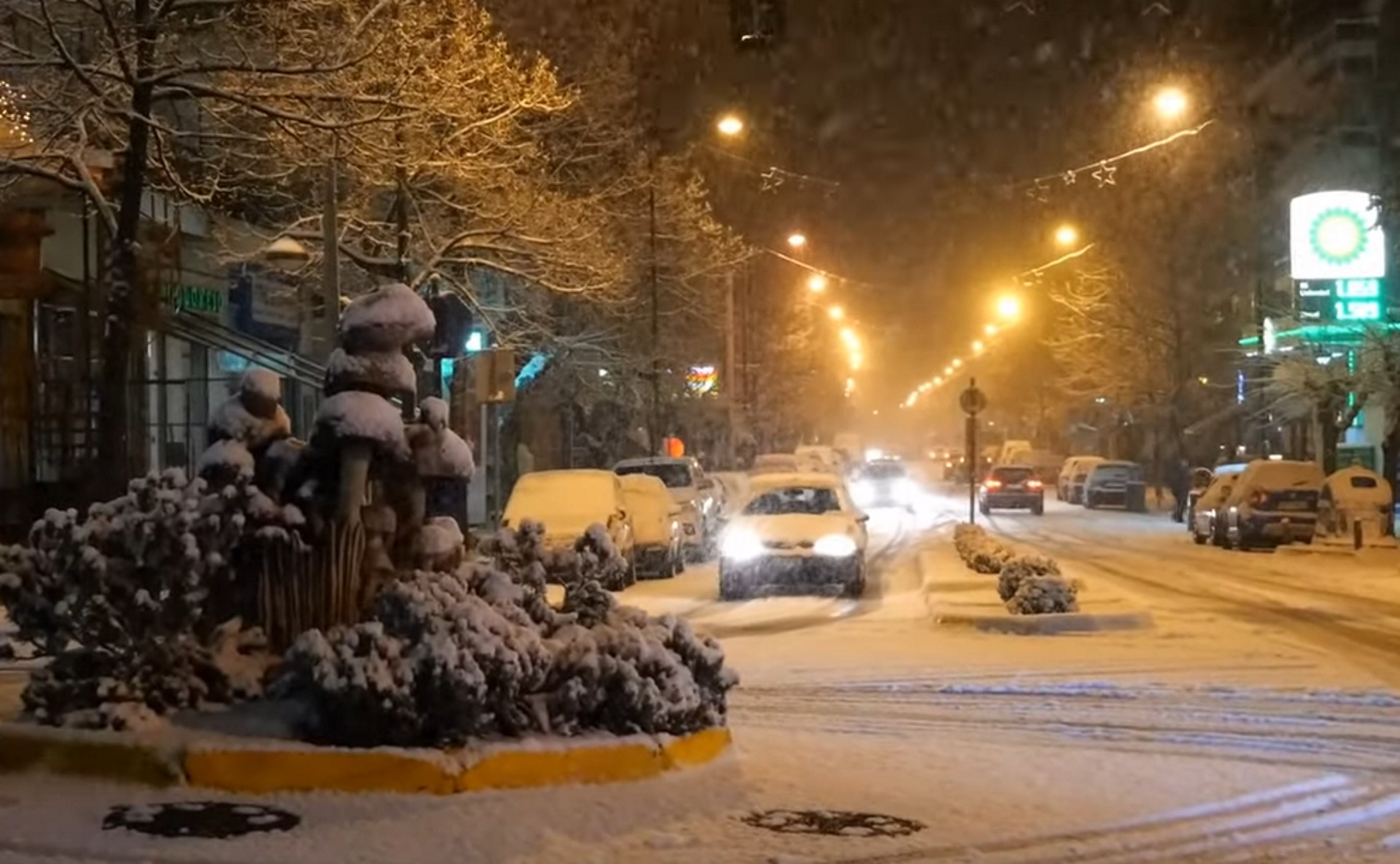 Καιρός – Γρεβενά: Χιόνια και βραδινές ειδυλλιακές εικόνες – Μάχη για να μείνουν ανοιχτοί οι δρόμοι