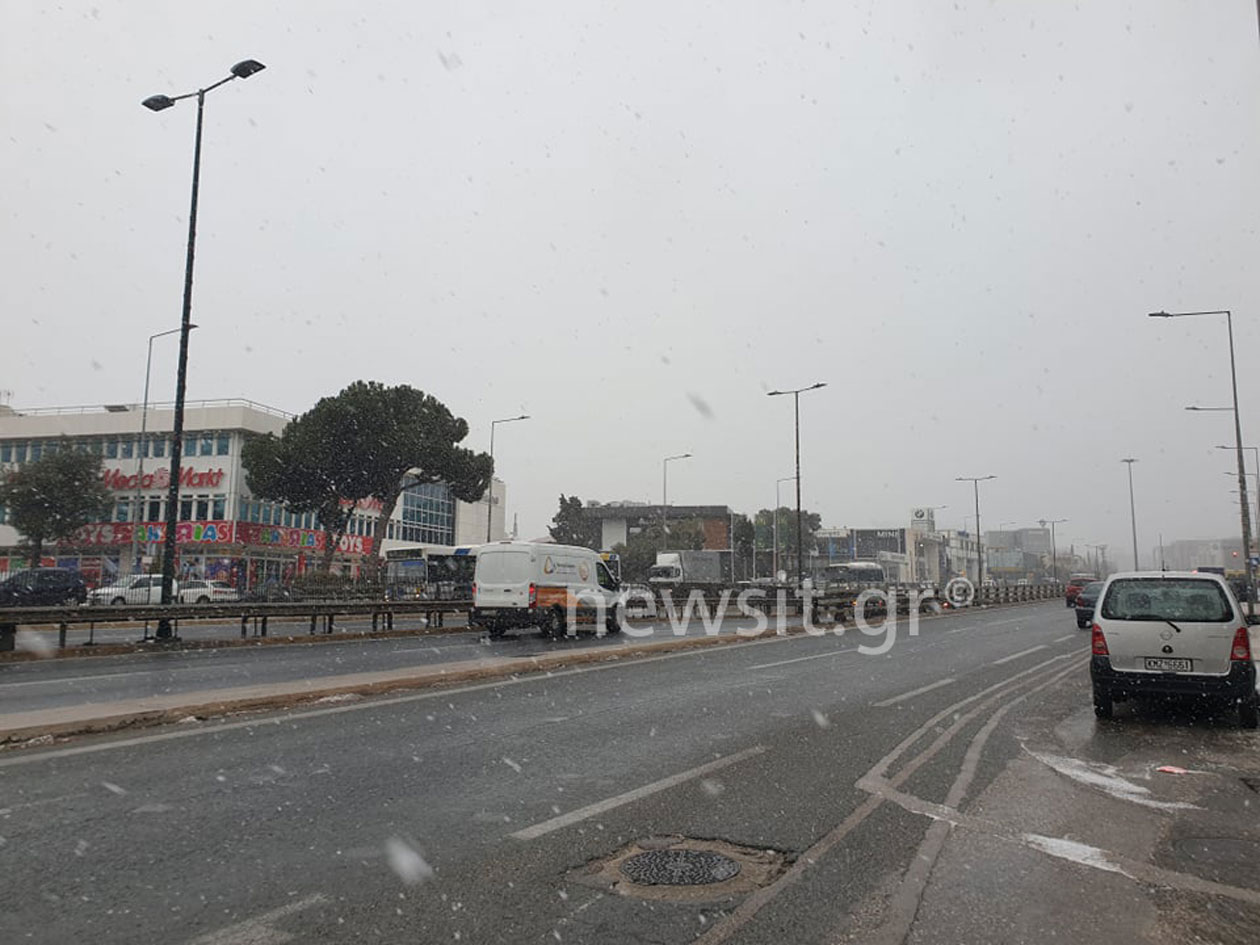 Καιρός: Έφτασε στην Αττική η κακοκαιρία – Χιονίζει στα βόρεια προάστια