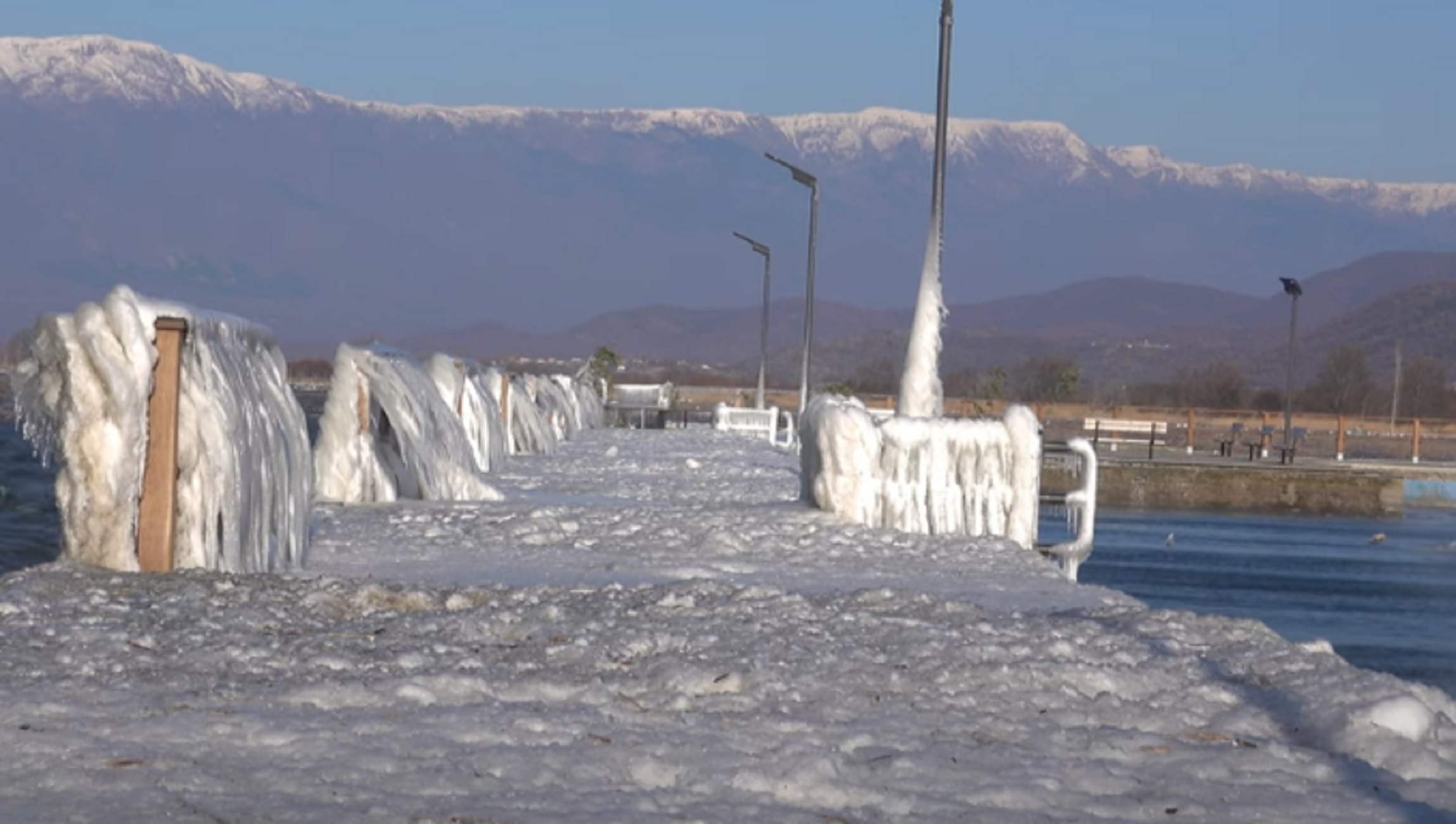 Καιρός – Χιόνια: Μοναδικές εικόνες από παγωμένες λίμνες – Δείτε το αλπικό τοπίο στο Κιλκίς