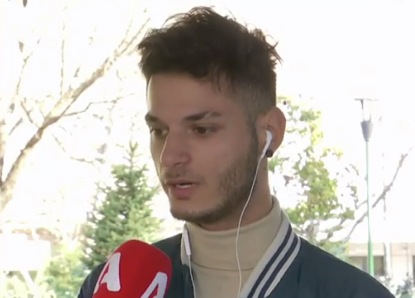 «Έζησα από θαύμα» – Τι λέει ο 18χρονος που τον μαχαίρωσαν στο κέντρο της Αθήνας για μια αλυσίδα