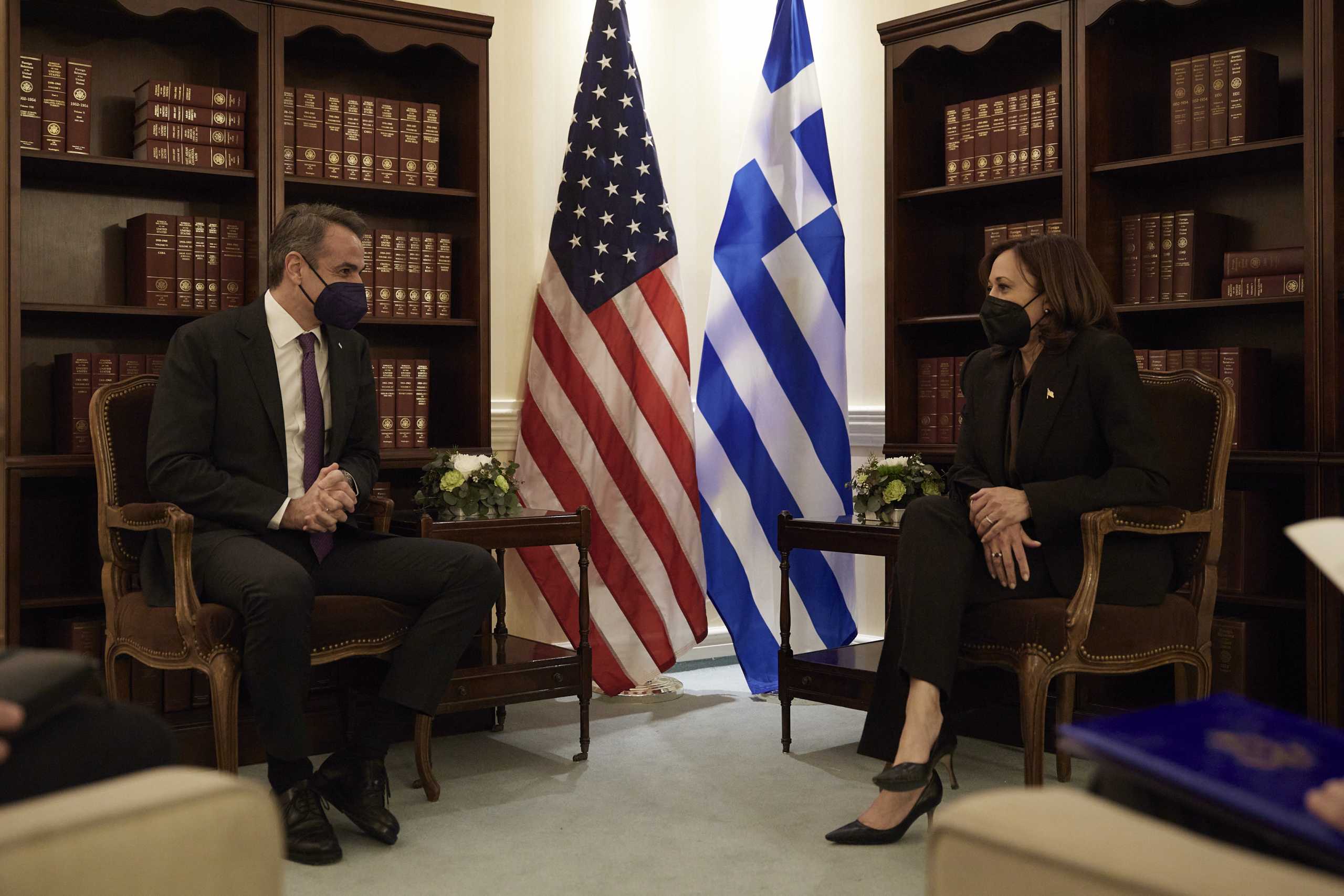 Τουρκικά ΜΜΕ: «Ο Μητσοτάκης κατήγγειλε στην Χάρις την Τουρκία άλλα έκρυψε την στρατιωτικοποίηση των νησιών»