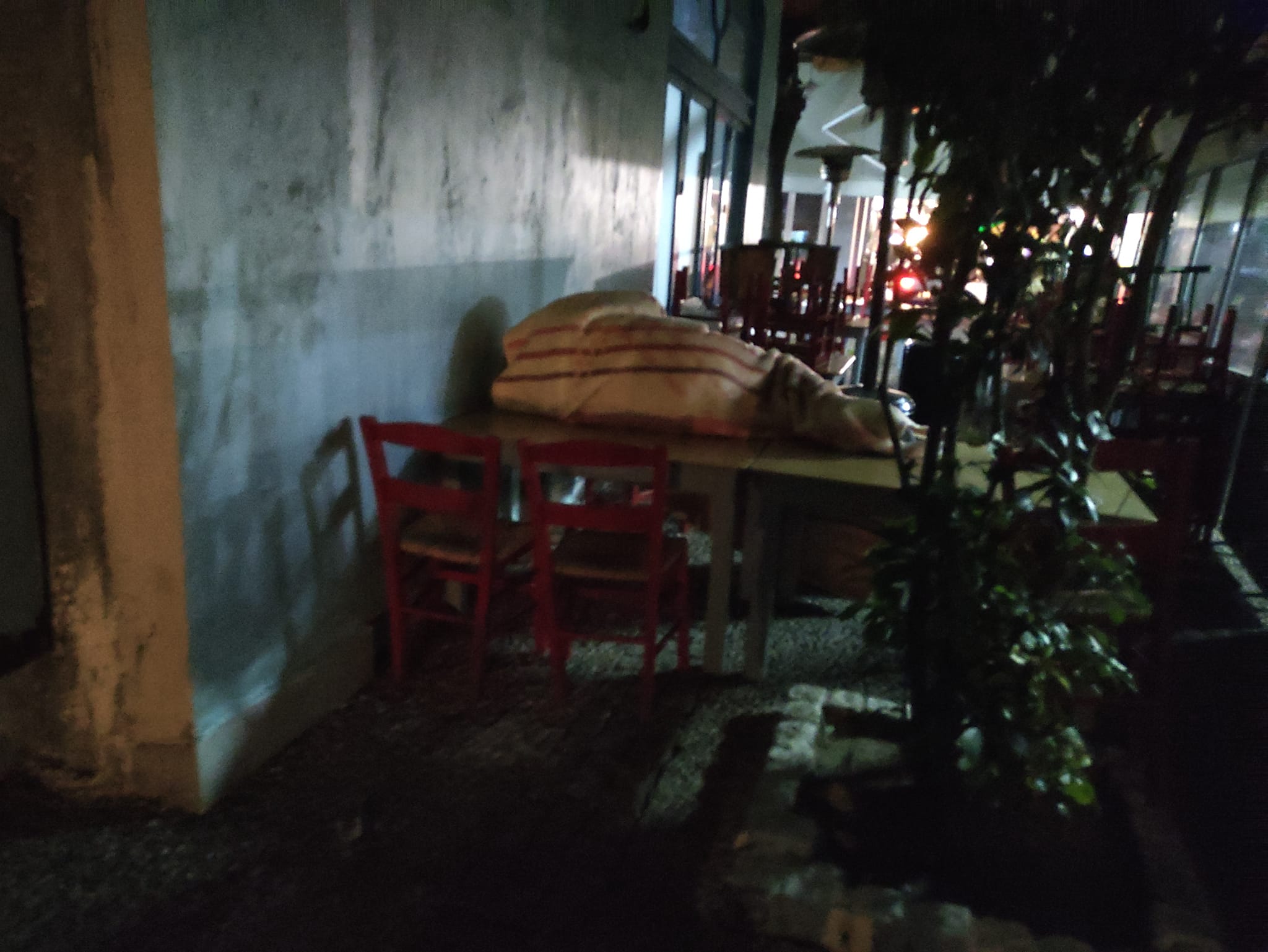 Σέρρες: Η πιο σκληρή εικόνα της νύχτας – Ο άστεγος που μίλησε και συγκίνησε τον επιχειρηματία