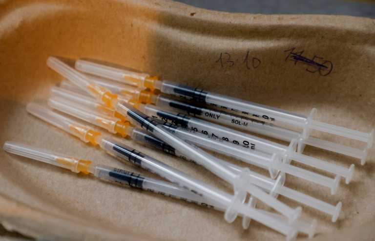 Κορονοϊός: Παρατυπίες πιάστηκε να κάνει ιδιώτης γιατρός που είχε συμβληθεί να εμβολιάζει πολίτες