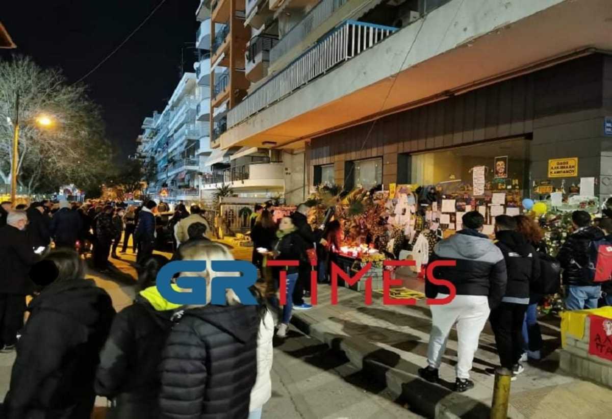 Άρης – ΠΑΟΚ: Πλήθος κόσμου στο σημείο της δολοφονίας του Άλκη μετά το τέλος του ντέρμπι