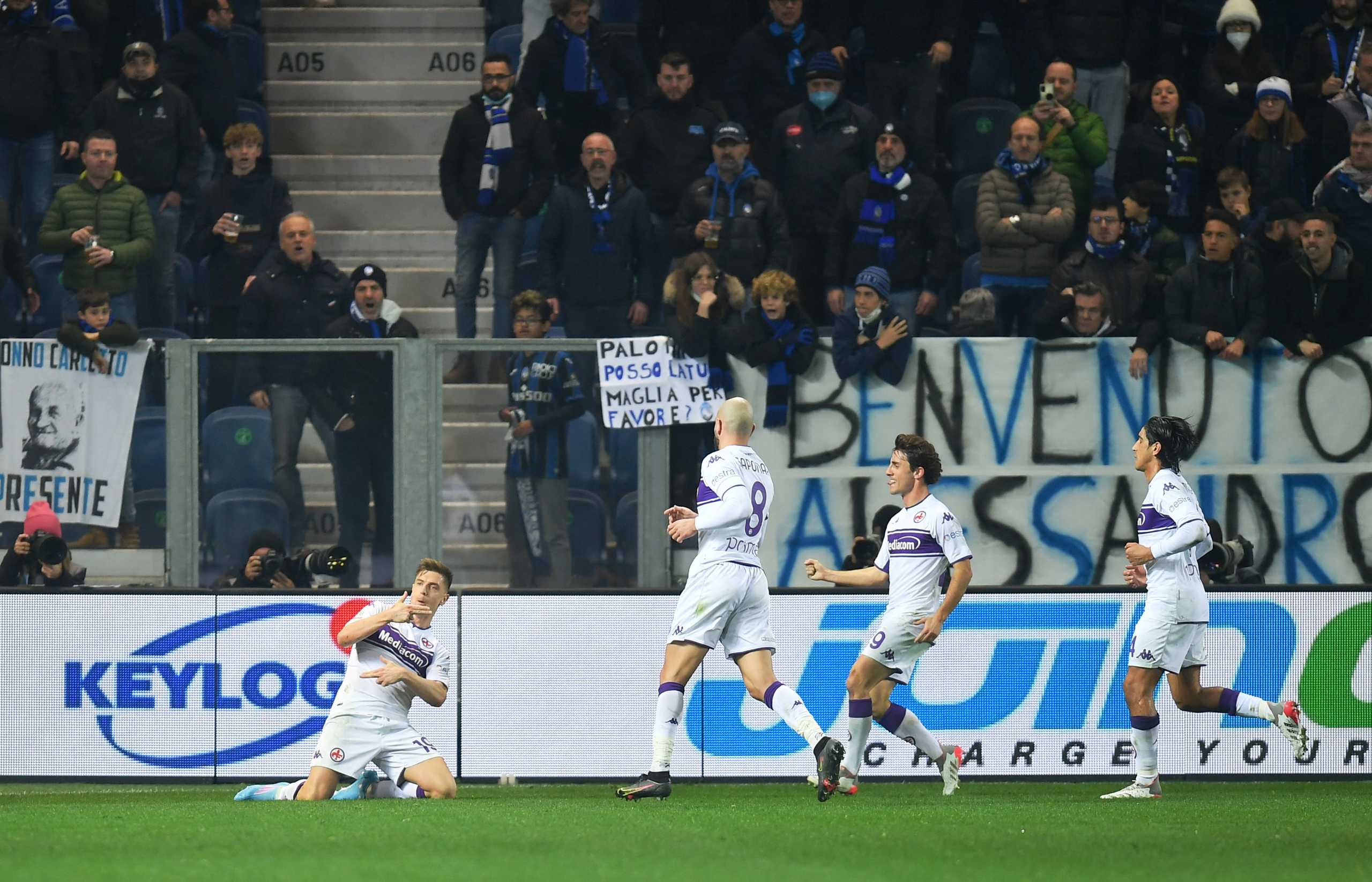 Soccer Football - Coppa Italia - Quarter Final - Atalanta v Fiorentina - Stadio Atleti Azzurri, Bergamo, Italy - February 10, 2022 Fiorentina's Krzysztof Piatek celebrates scoring their second goal with Riccardo Saponara, Alvaro Odriozola and Youssef Maleh REUTERS