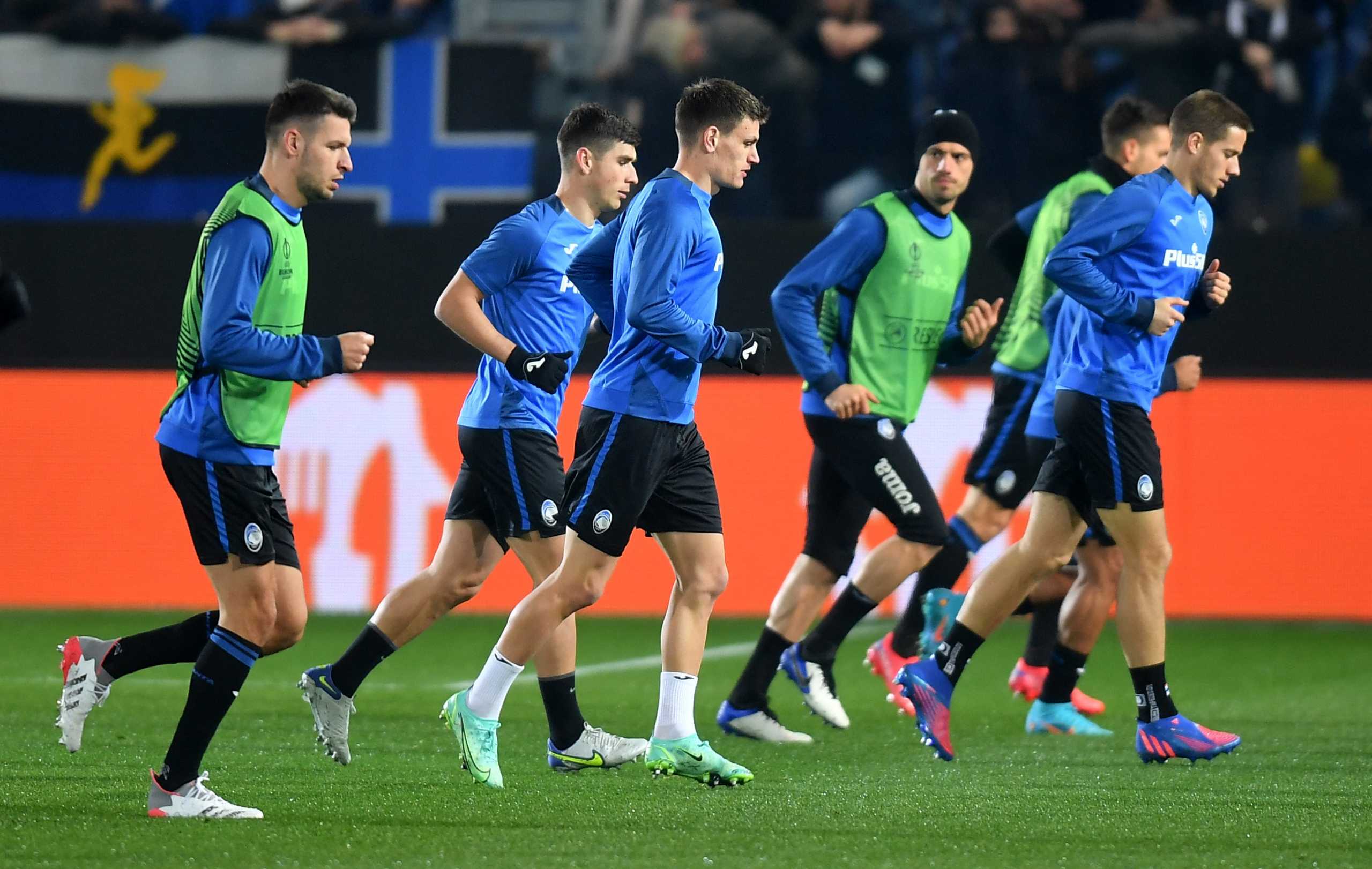 Soccer Football - Europa League - Play Off First Leg - Atalanta v Olympiacos - Stadio Atleti Azzurri, Bergamo, Italy - February 17, 2022 Atalanta's Joakim Maehle and Ruslan Malinovskyi during the warm up before the match REUTERS