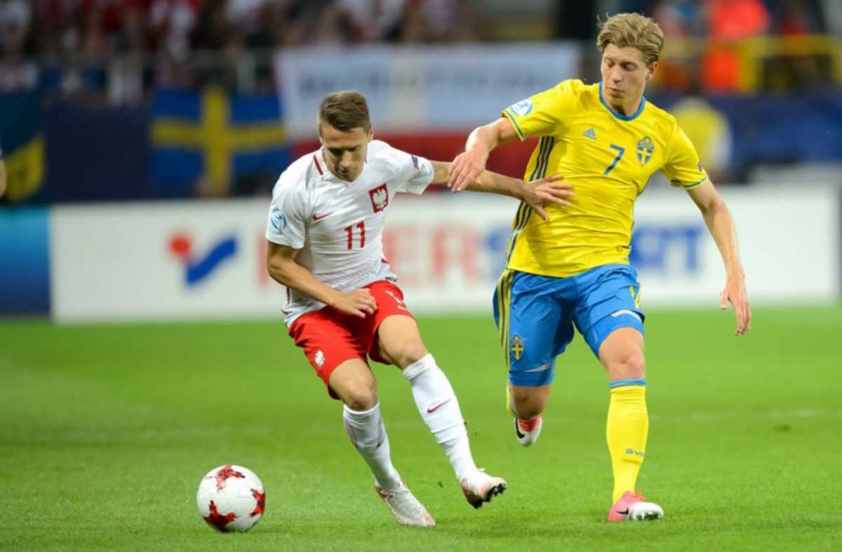 epa06037988 Poland's Przemyslaw Frankowski (L) in action against Sweden's Alexander Fransson (R) during the UEFA European Under-21 Soccer Championship group A match between Poland and Sweden in Lublin, Poland, 19 June 2017.  EPA