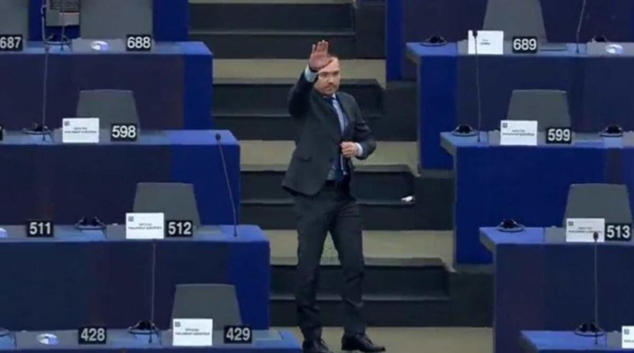 Ο Ευρωβουλευτής της Βουλγαρίας που χαιρέτισε ναζιστικά απαντά: «Ταπεινή χειρονομία προς το προεδρείο»