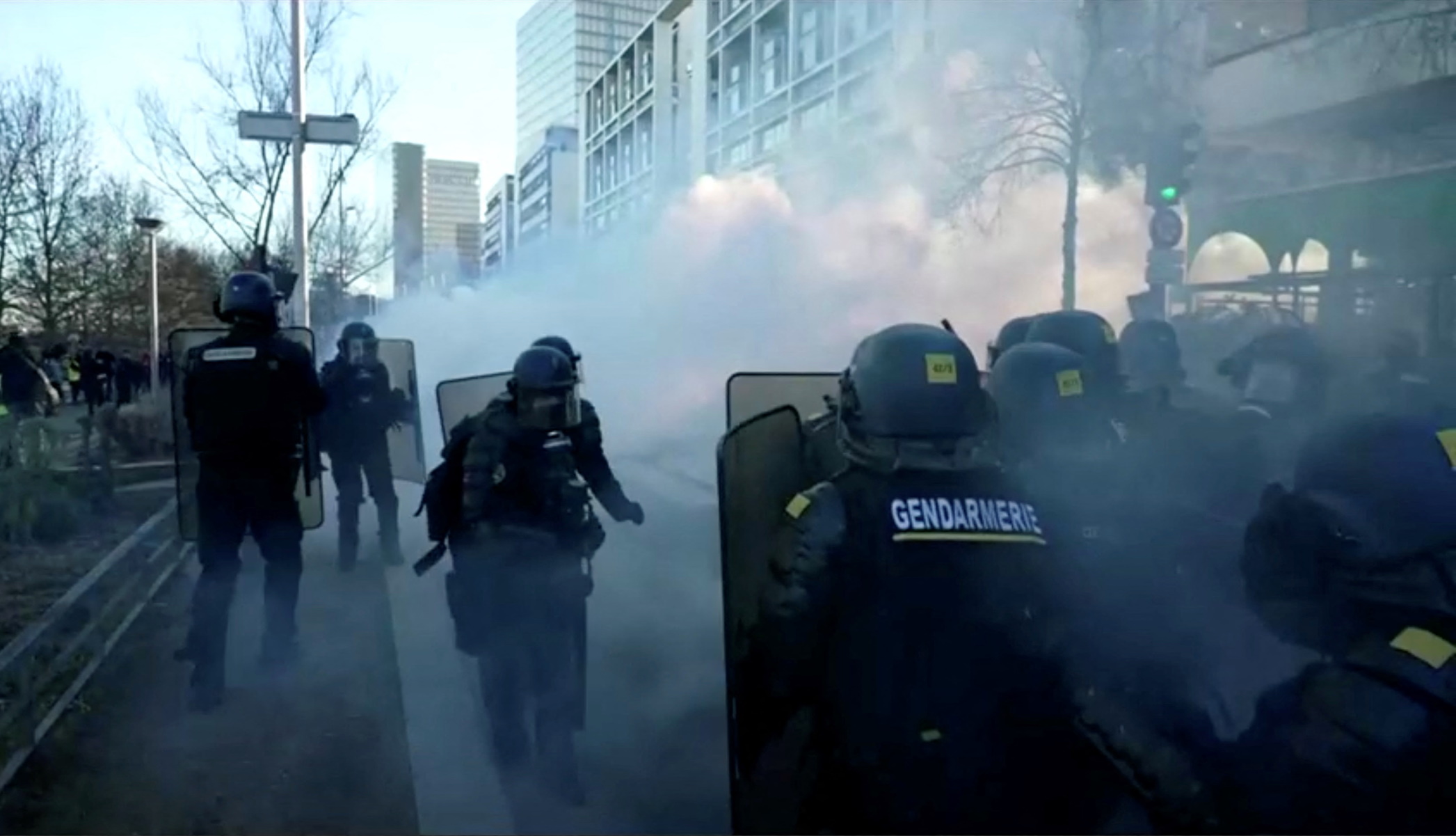 Κορονοϊός – Χάγη: Κατέφτασαν χιλιάδες διαδηλωτές από όλη την Ολλανδία