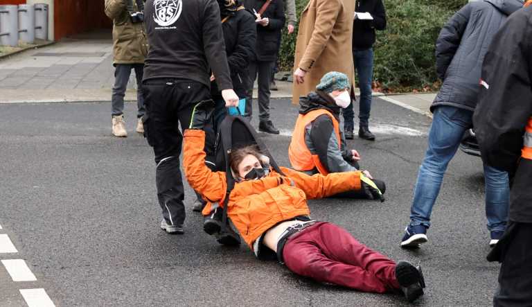 Βερολίνο: Περιβαλλοντικοί ακτιβιστές ξάπλωσαν στην άσφαλτο – Κυκλοφοριακό χάος στη γερμανική πρωτεύουσα