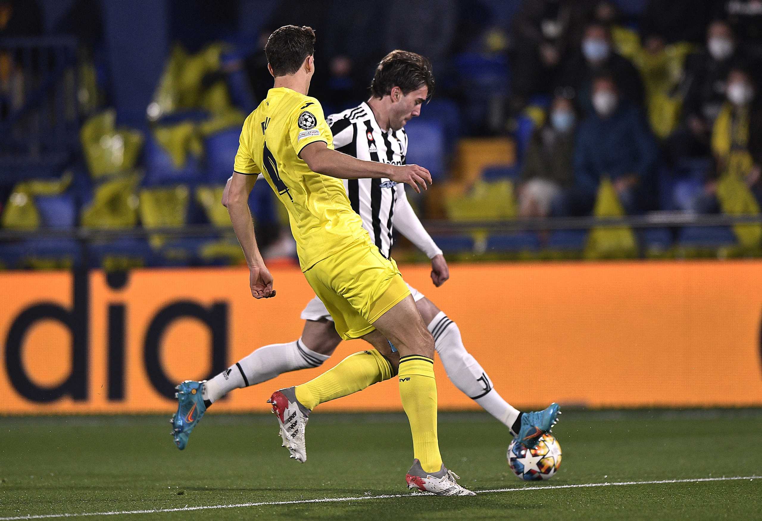 Soccer Football - Champions League - Round of 16 First Leg - Villarreal v Juventus - Estadio de la Ceramica, Villarreal, Spain - February 22, 2022  Juventus' Dusan Vlahovic in action with Villarreal's Pau Torres REUTERS