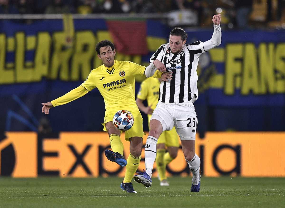 Soccer Football - Champions League - Round of 16 First Leg - Villarreal v Juventus - Estadio de la Ceramica, Villarreal, Spain - February 22, 2022  Juventus' Adrien Rabiot in action with Villarreal's Dani Parejo REUTERS