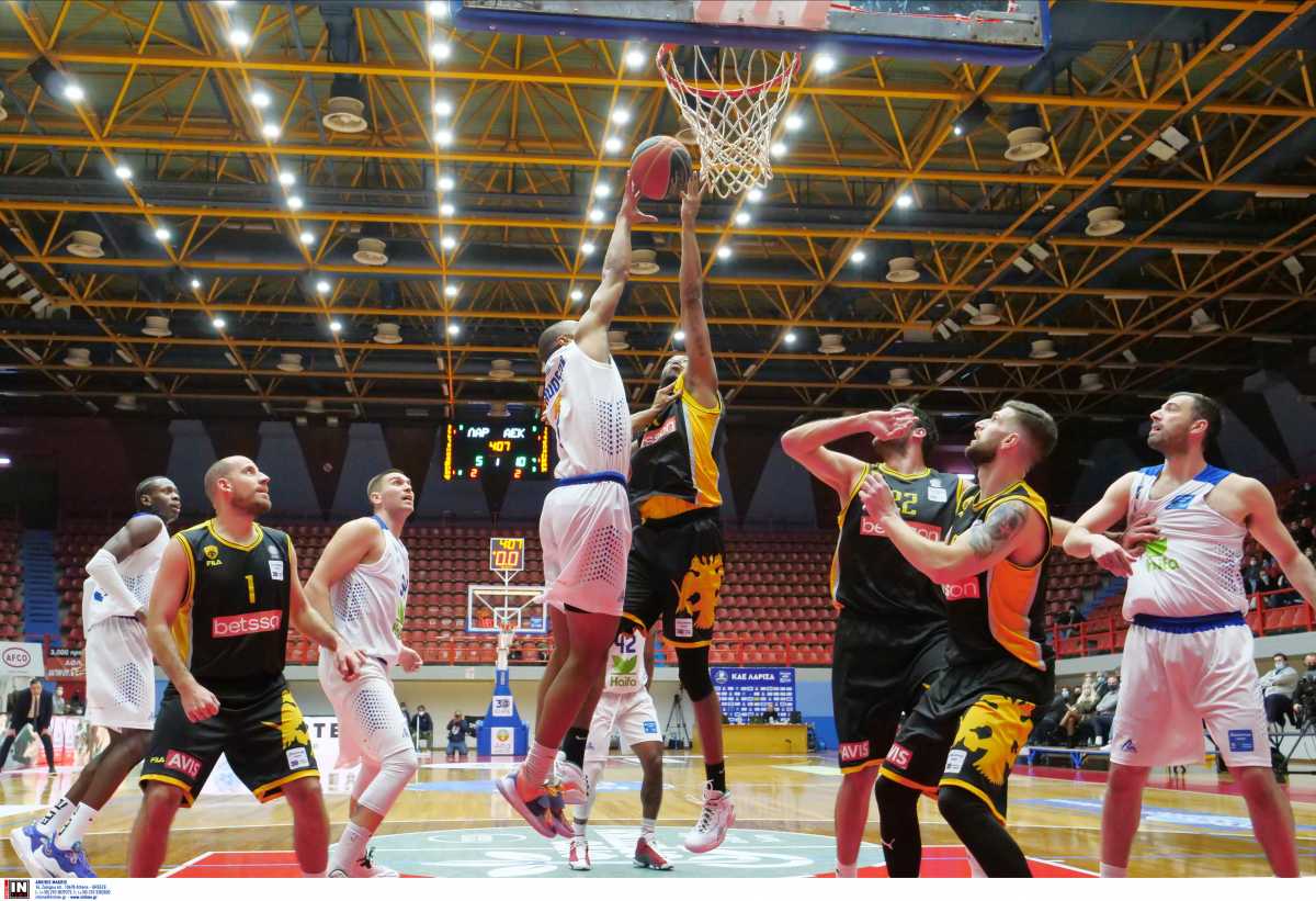 Basket League: Η Λάρισα διέλυσε την ελλειπέστατη ΑΕΚ και «αγκαλιάζει» την παραμονή