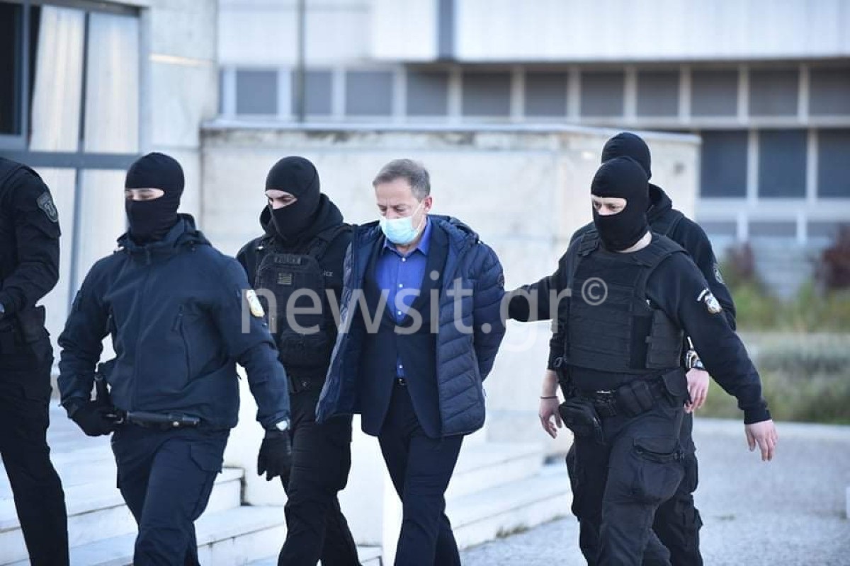 Δημήτρης Λιγνάδης: Με χειροπέδες έφτασε στο δικαστήριο – Συνεχίζεται η δίκη για τους τέσσερις βιασμούς