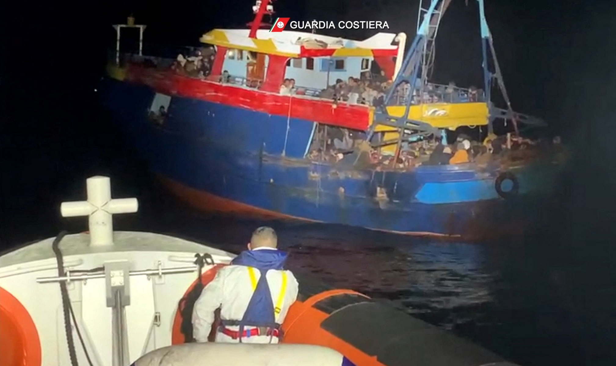 Ιταλία: Εκατοντάδες μετανάστες διασώθηκαν ανοιχτά της Καλαβρίας – Δεκάδες ασυνόδευτα παιδιά