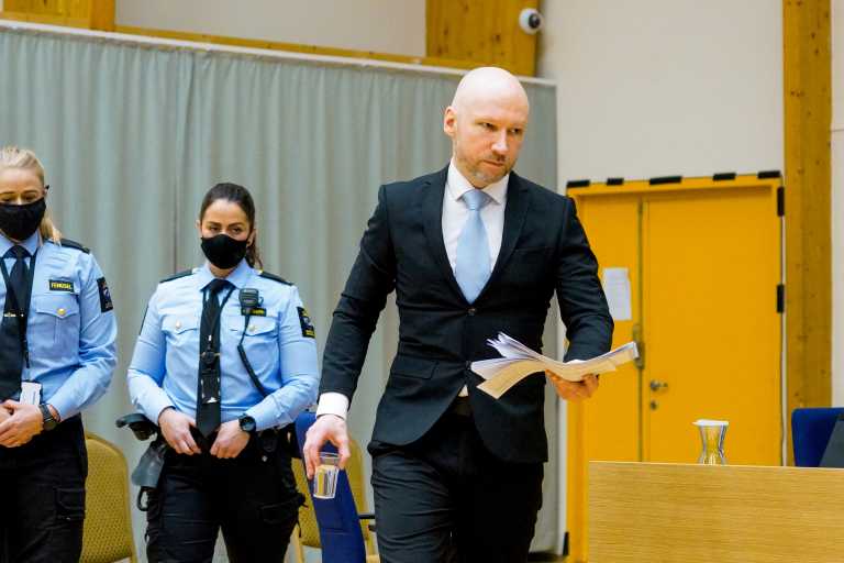 Νορβηγία: Ομόφωνη απόφαση της Δικαιοσύνης – Παραμένει στη φυλακή ο νεοναζί δολοφόνος Άντερς Μπρέιβικ