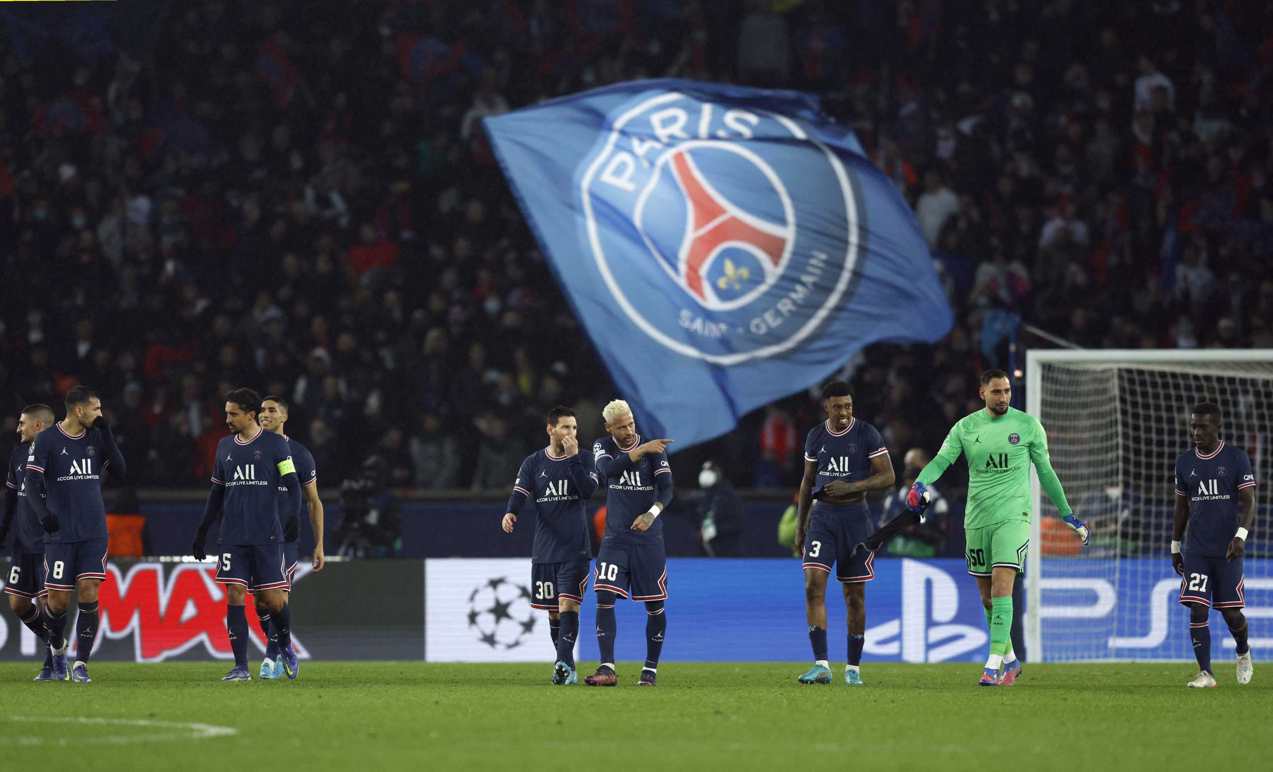 Soccer Football - Champions League - Round of 16 First Leg - Paris St Germain v Real Madrid - Parc des Princes, Paris, France - February 15, 2022 Paris St Germain's Lionel Messi, Neymar and teammates celebrate after the match REUTERS