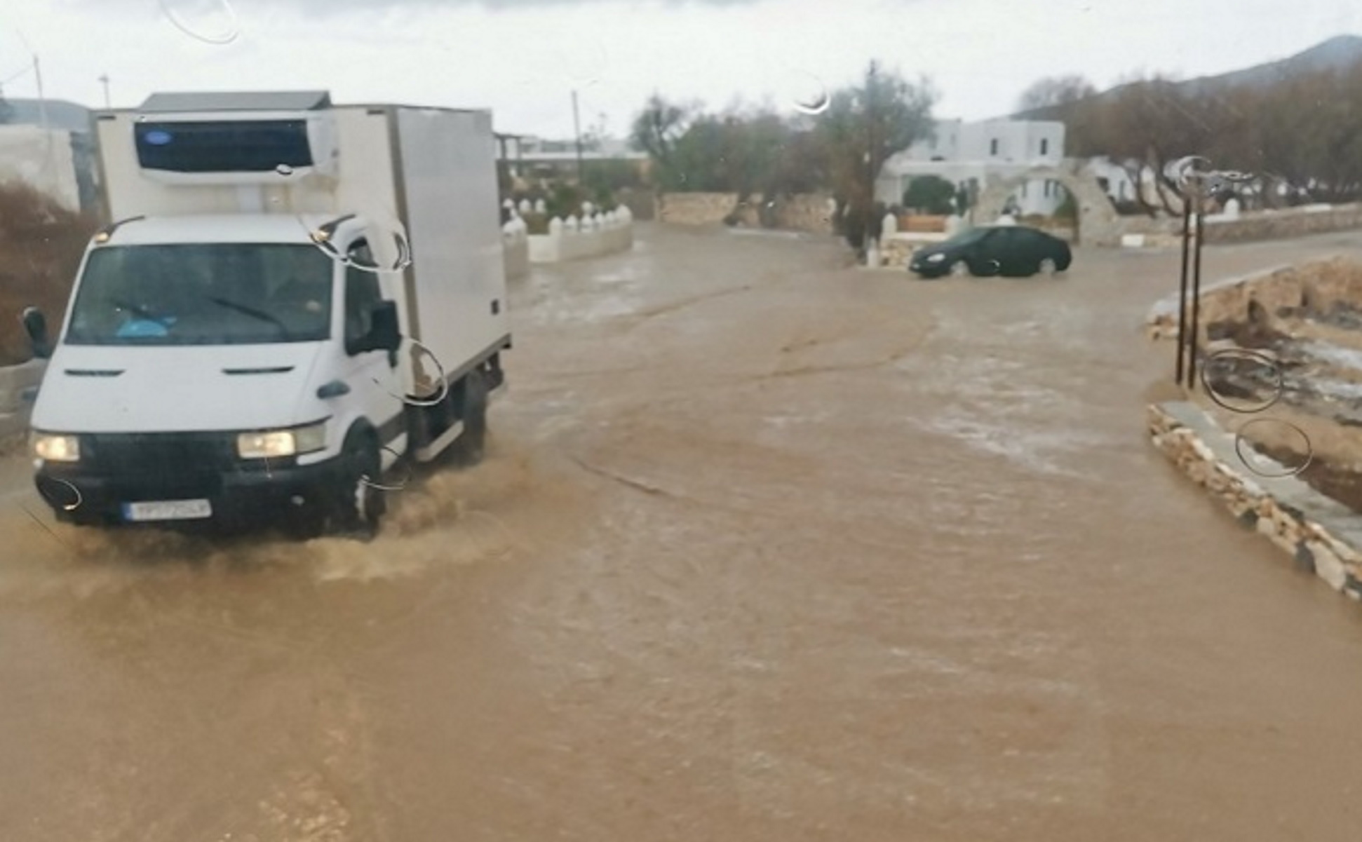 Κακοκαιρία – Πάρος: Πλημμύρισαν δρόμοι από έντονη και συνεχή βροχόπτωση