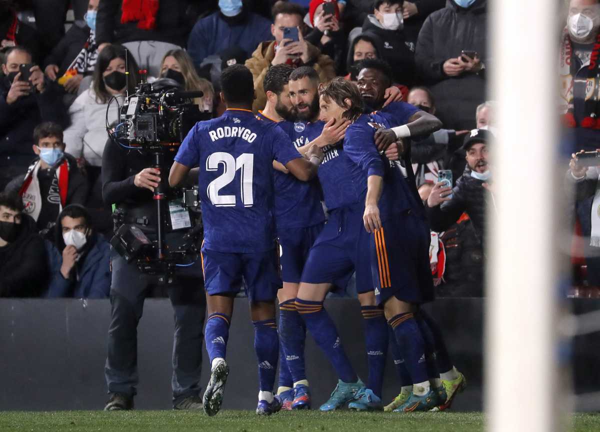 Soccer Football - LaLiga - Rayo Vallecano v Real Madrid - Campo de Futbol de Vallecas, Madrid, Spain - February 26, 2022 Real Madrid's Karim Benzema celebrates scoring their first goal with teammates REUTERS