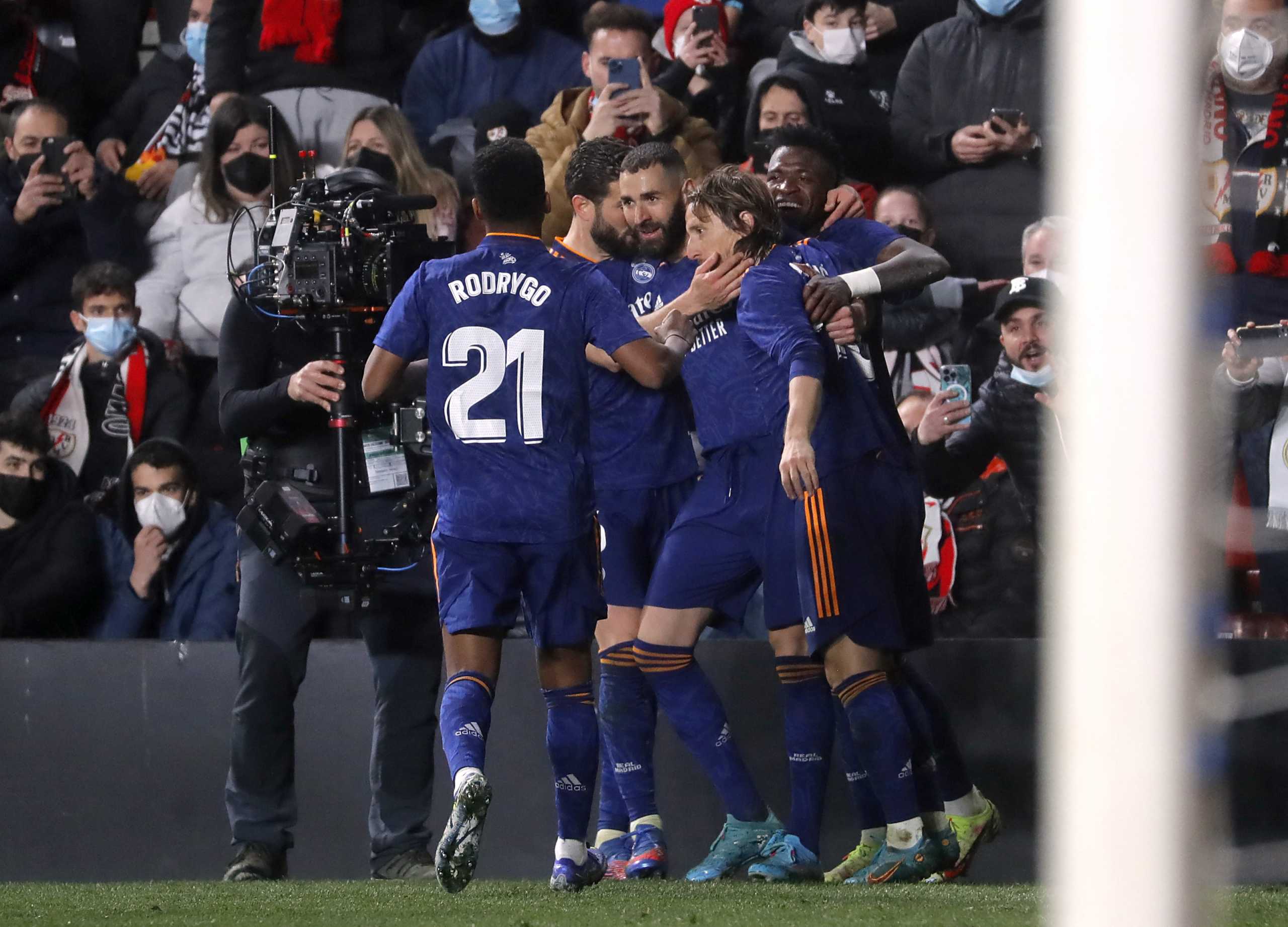 Soccer Football - LaLiga - Rayo Vallecano v Real Madrid - Campo de Futbol de Vallecas, Madrid, Spain - February 26, 2022 Real Madrid's Karim Benzema celebrates scoring their first goal with teammates REUTERS
