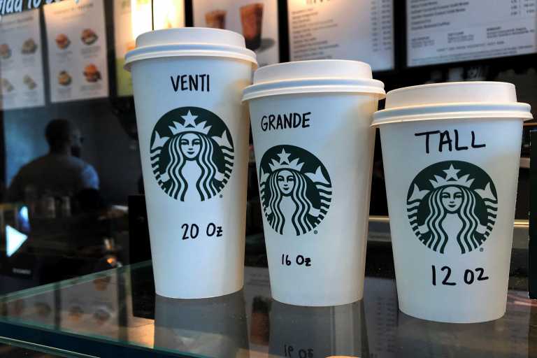 Εργαζόμενη των Starbucks προσέφερε βοήθεια σε 18χρονη που βρισκόταν σε κίνδυνο με μήνυμα στο ποτήρι της