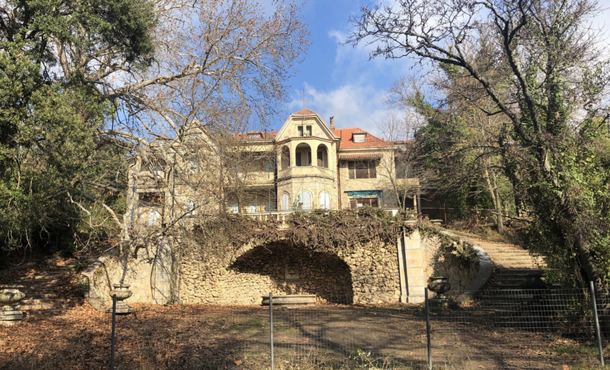 (Ξένη Δημοσίευση) Φωτογραφία που δόθηκε σήμερα στη δημοσιότητα και εικονίζει το ανάκτορο στο τ. βασιλικό κτήμα Τατοΐου με αφορμή την έγκριση από το ΚΣΝΜ στην οριστική μελέτη αποκατάστασής του. Προχωρά με γοργούς ρυθμούς και εντός χρονοδιαγραμμάτων η υλοποίηση του εμβληματικού σχεδίου ανάπλασης  του  τ. βασιλικού κτήματος στο Τατόϊ. Με ομόφωνη  γνωμοδότηση το Κεντρικό Συμβούλιο Νεωτέρων Μνημείων ενέκρινε σήμερα τις οριστικές μελέτες (αρχιτεκτονική, στατική, ηλεκτρομηχανική), οι οποίες αφορούν στην αποκατάσταση του θερινού ανακτόρου. Πέμπτη 4 Μαρτίου 2021. ΑΠΕ-ΜΠΕ