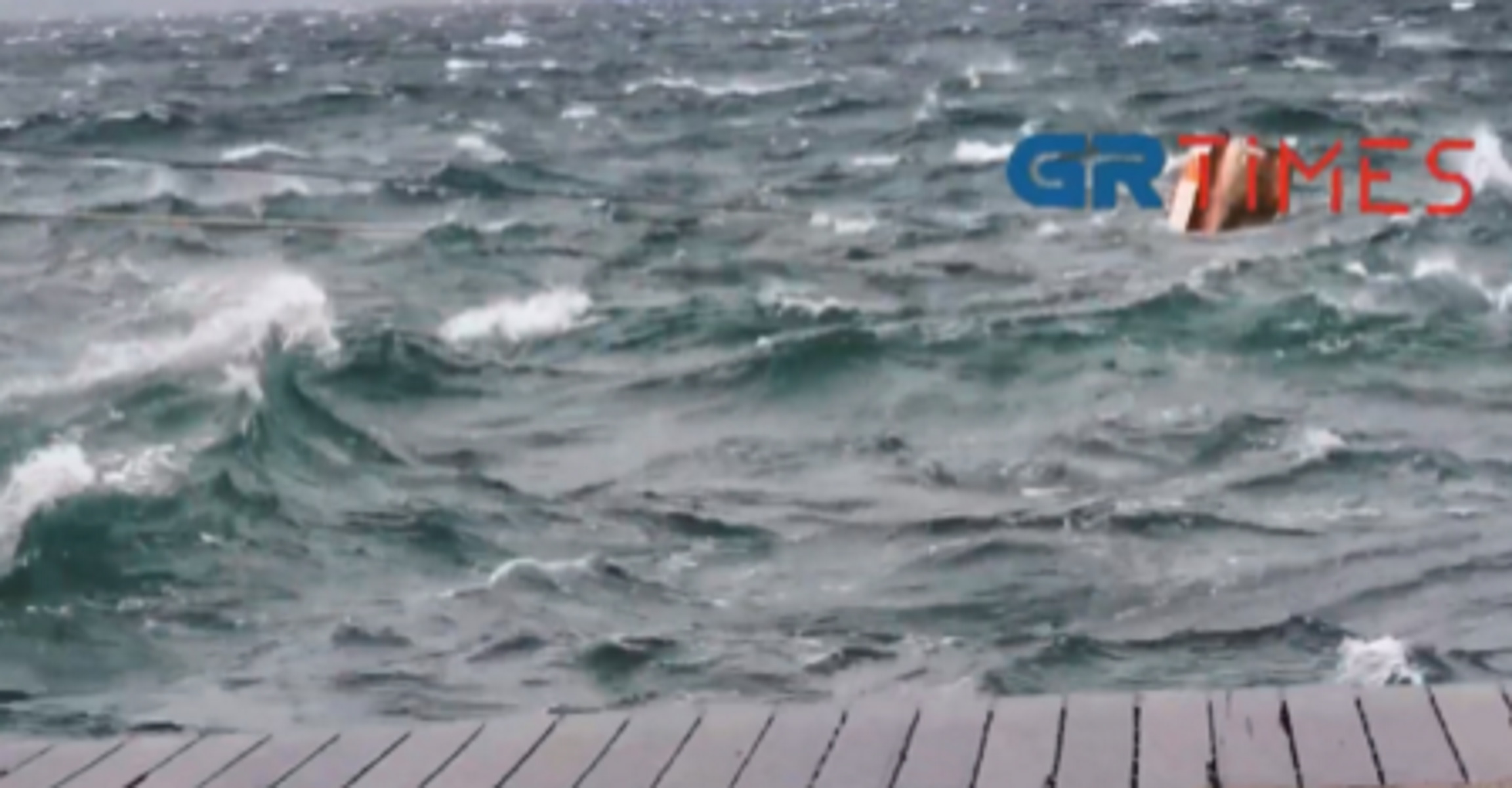 Καιρός – Θερμαϊκός: Τα κύματα βγήκαν στη στεριά λόγω των θυελλωδών ανέμων