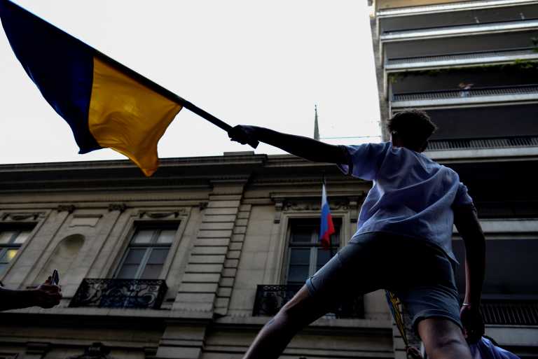 Συγκέντρωση διαμαρτυρίας από Ουκρανούς έξω από την ρωσική πρεσβεία στην Αθήνα
