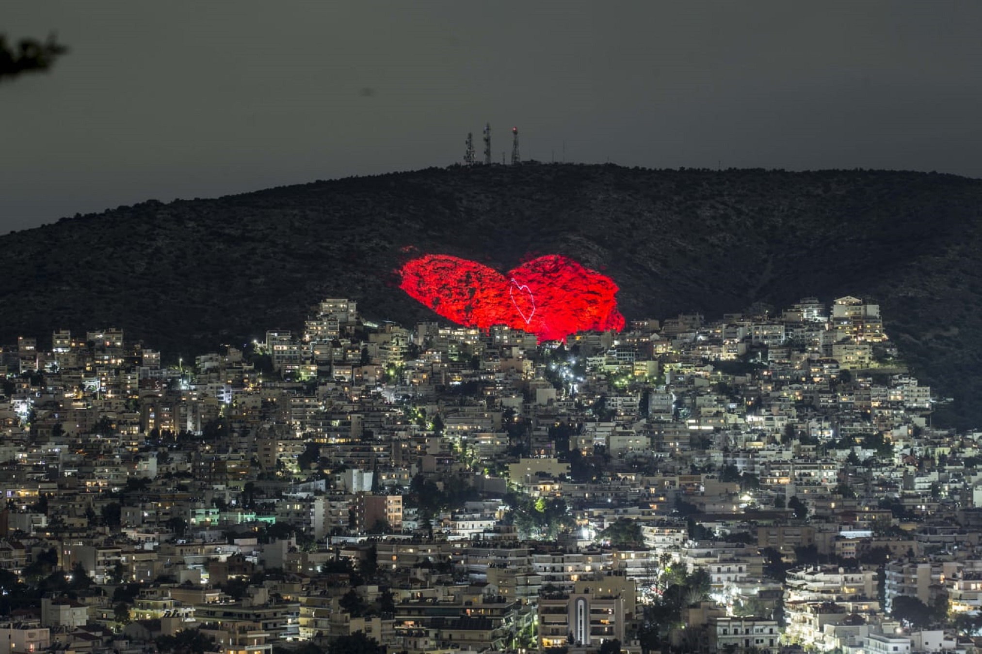 Στο Χαϊδάρι φωτίστηκε η μεγαλύτερη καρδιά της Ευρώπης