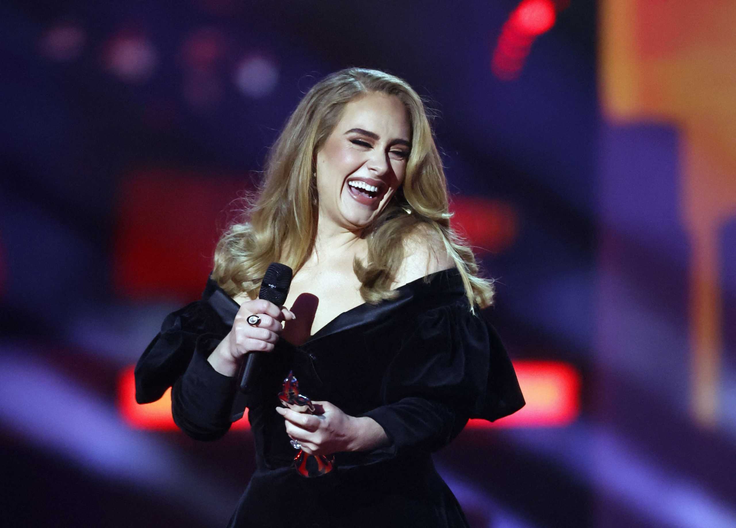 Η Adele σάρωσε τα Brit Awards – Καλύτερη καλλιτέχνιδα, καλύτερο άλμπουμ, καλύτερο τραγούδι