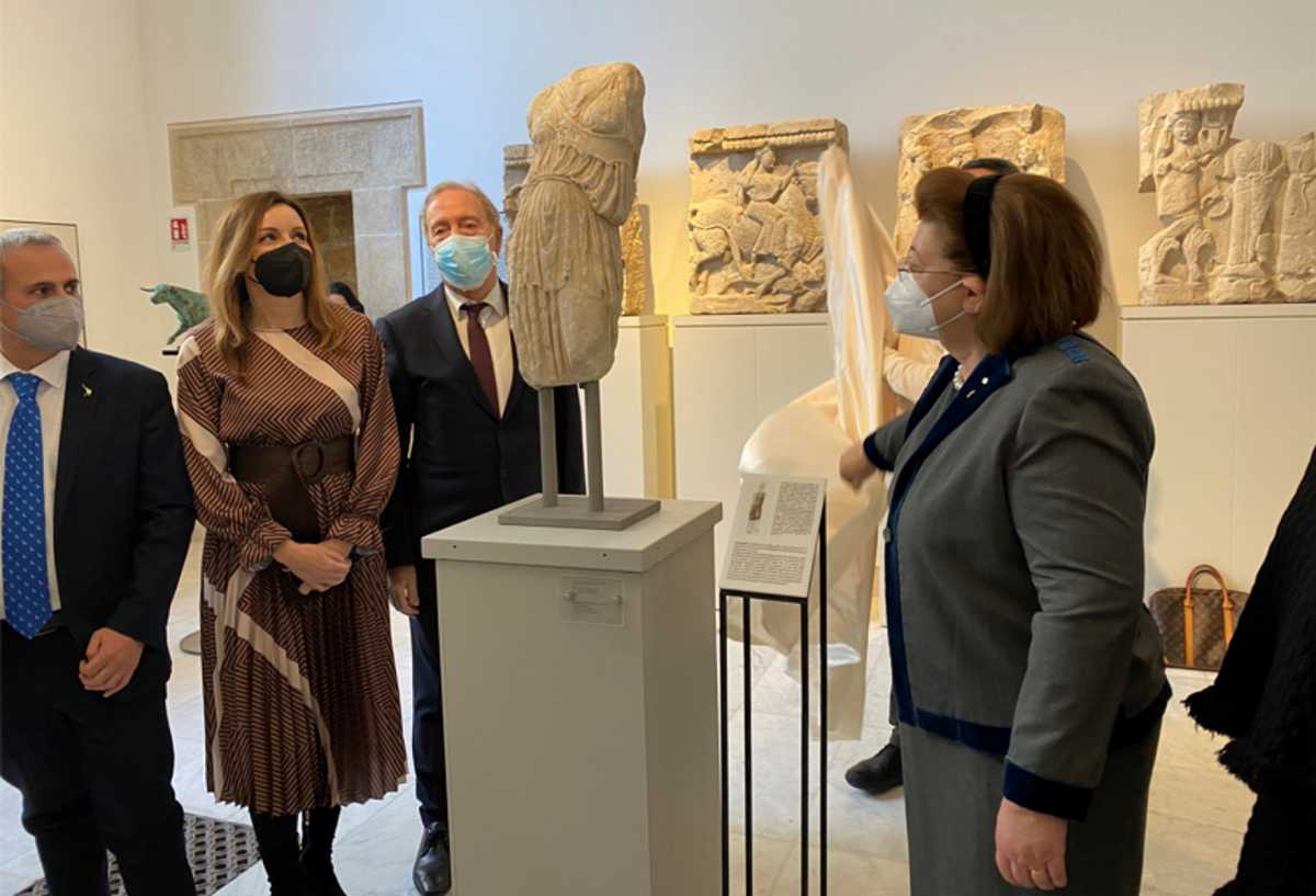 Άγαλμα της Αθηνάς στο Παλέρμο υπό τους ήχους των εθνικών ύμνων Ελλάδας – Ιταλίας