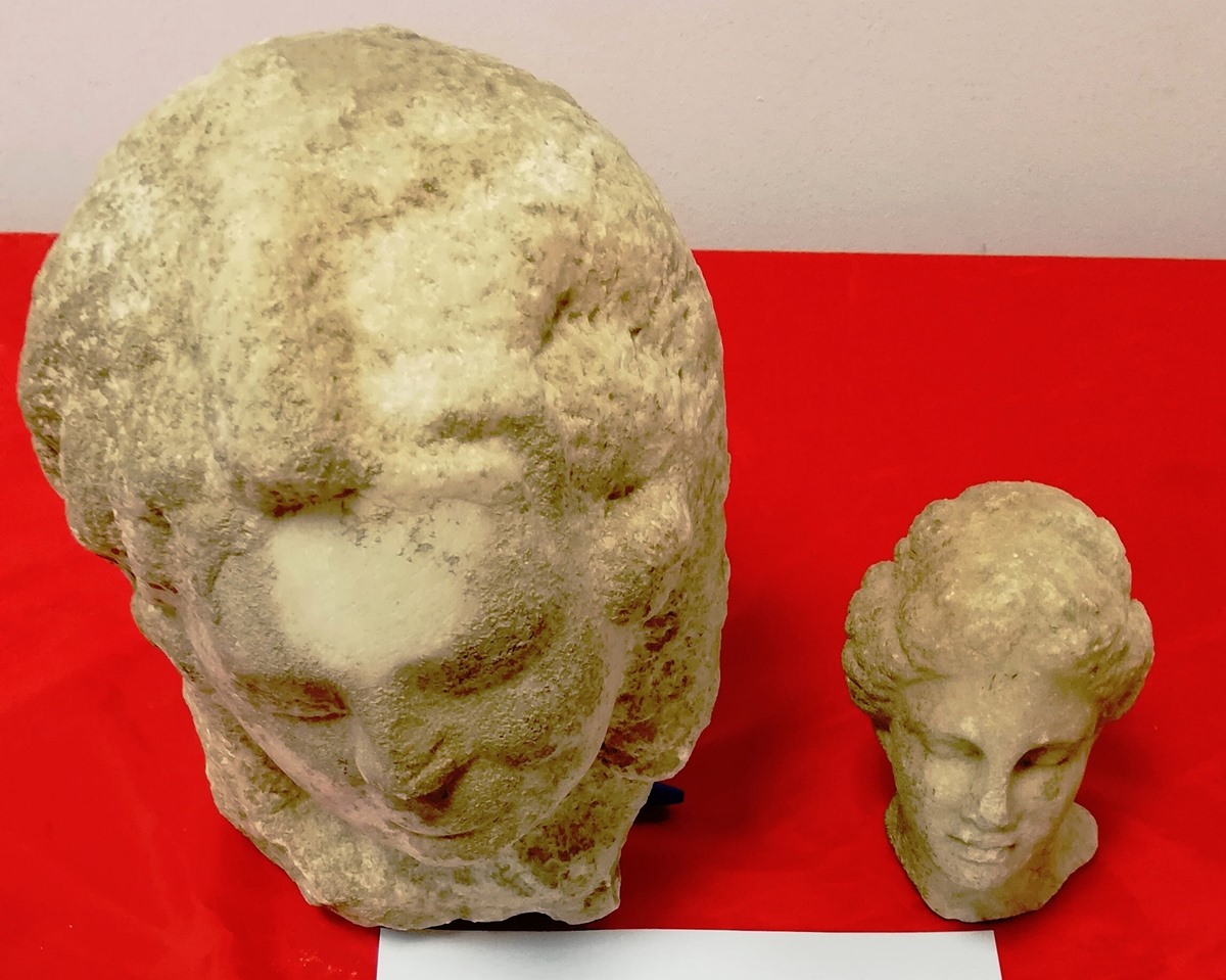 Θεσσαλονίκη: Ανακαίνισε το διαμέρισμά του και βρήκε στο πατάρι δύο μαρμάρινες κεφαλές αγαλμάτων