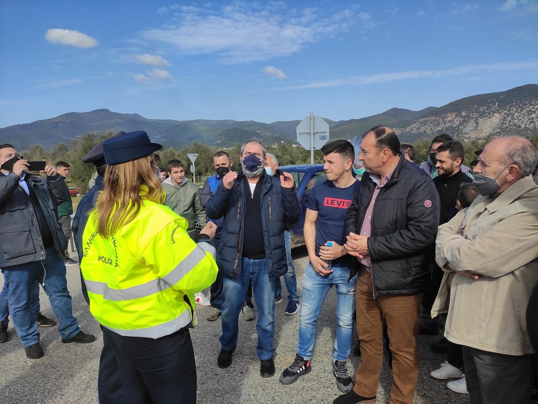 Ιόνια Οδός: Οι αστυνομικοί έστησαν πρώτοι μπλόκο στους αγρότες – Έτσι τους σταμάτησαν στο Αιτωλικό