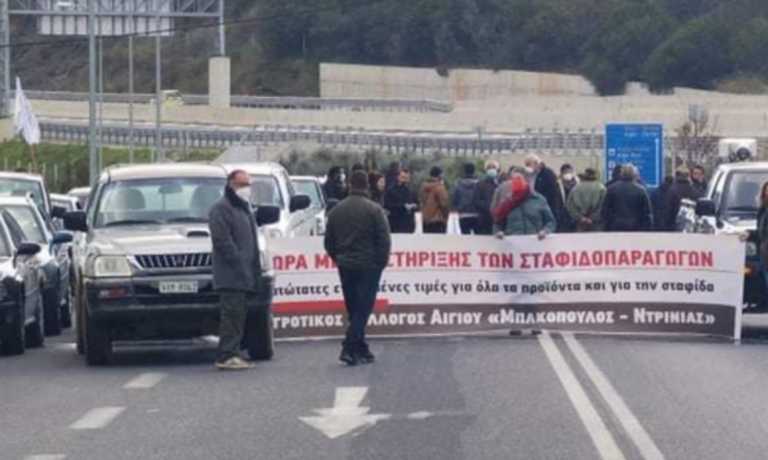 Αγρότες έκλεισαν την παλαιά εθνική οδό Πατρών – Αθηνών κοντά στο Αίγιο