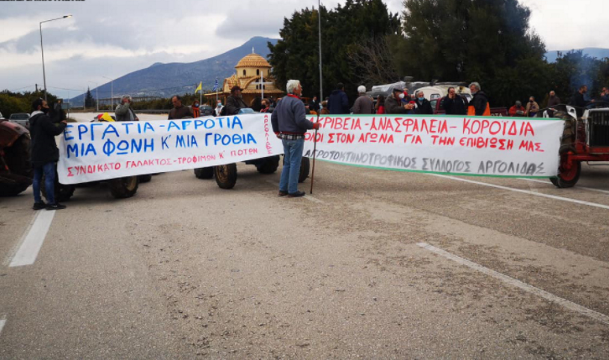 Αργολίδα: Αγρότες και κτηνοτρόφοι έκλεισαν δρόμους με τρακτέρ