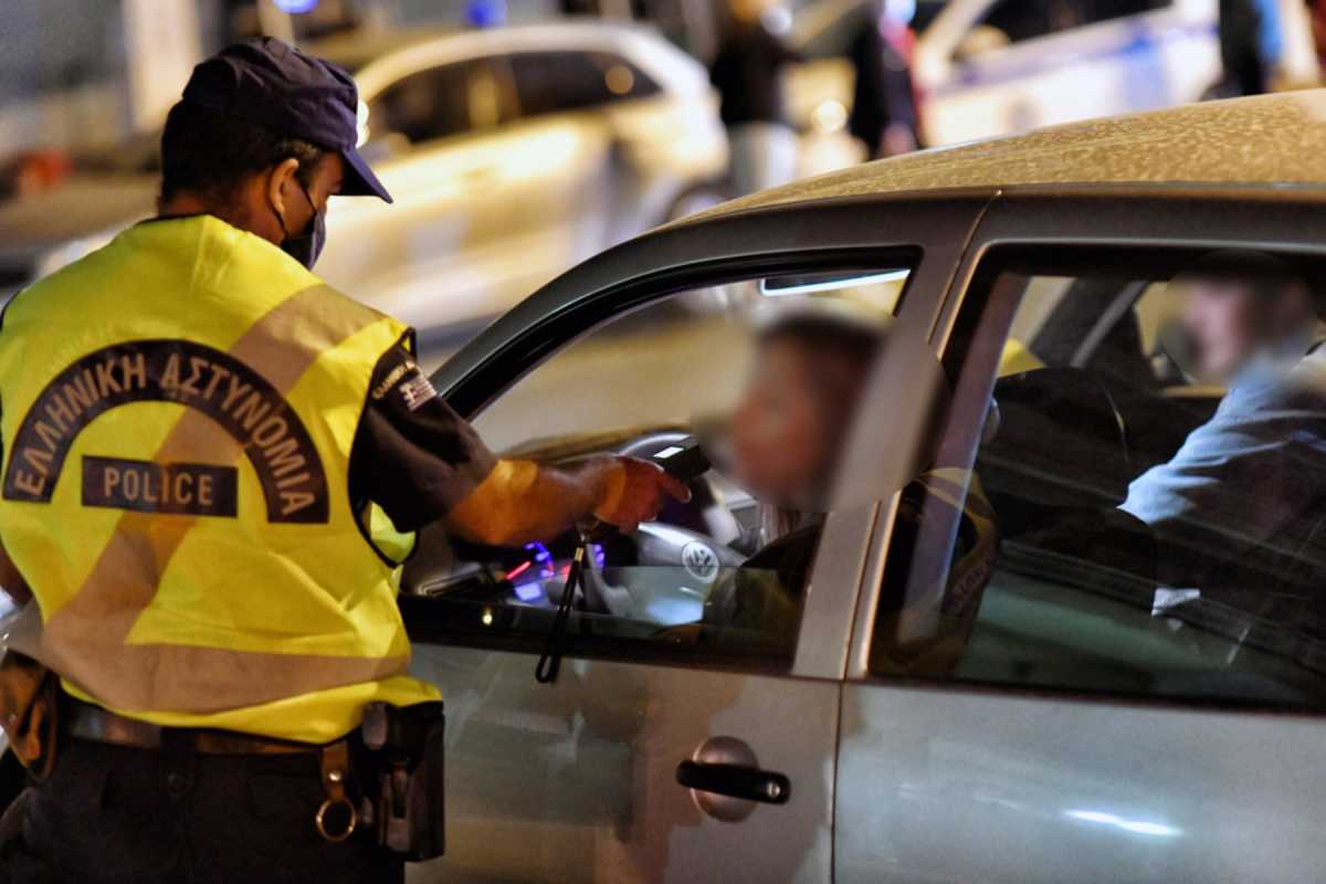 Φωτογραφία που δόθηκε σήμερα στη δημοσιότητα και εικονίζει αστυνομικούς της τροχαίας να πραγματοποιούν ελέγχους αλκοτέστ σε διερχόμενους οδηγούς στην Κόρινθο, Σάββατο 5 Ιουνίου 2021. Κυριακή 6 Ιουνίου 2021. ΑΠΕ-ΜΠΕ