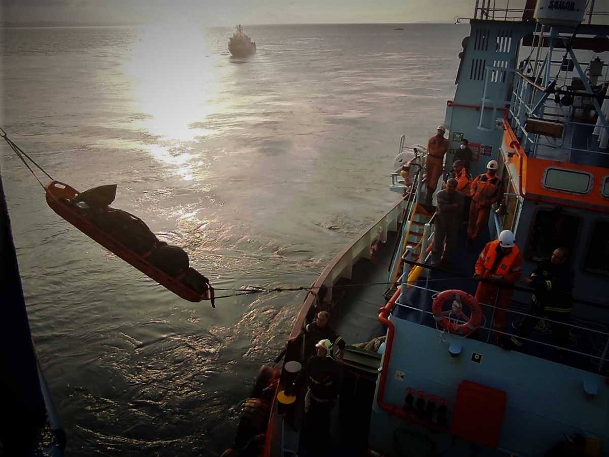 Euroferry Olympia: Ανασύρθηκε η σορός άντρα μέσα από το πλοίο – Σε εξέλιξη η δραματική επιχείρηση