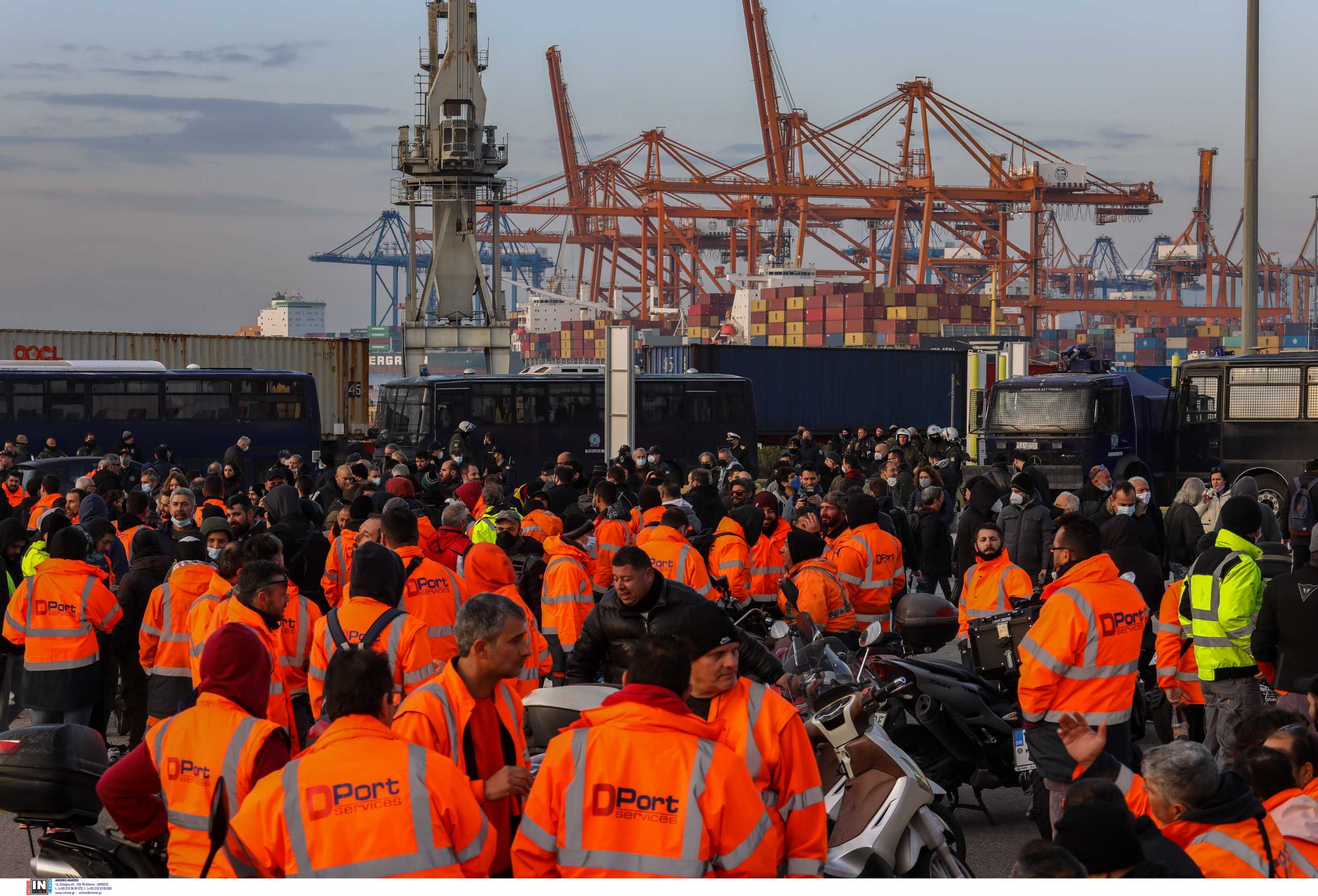 Πειραιάς: Απεργία στο Σταθμό Εμπορευματοκιβωτίων Πειραιά μετά τον τραυματισμό λιμενεργάτη