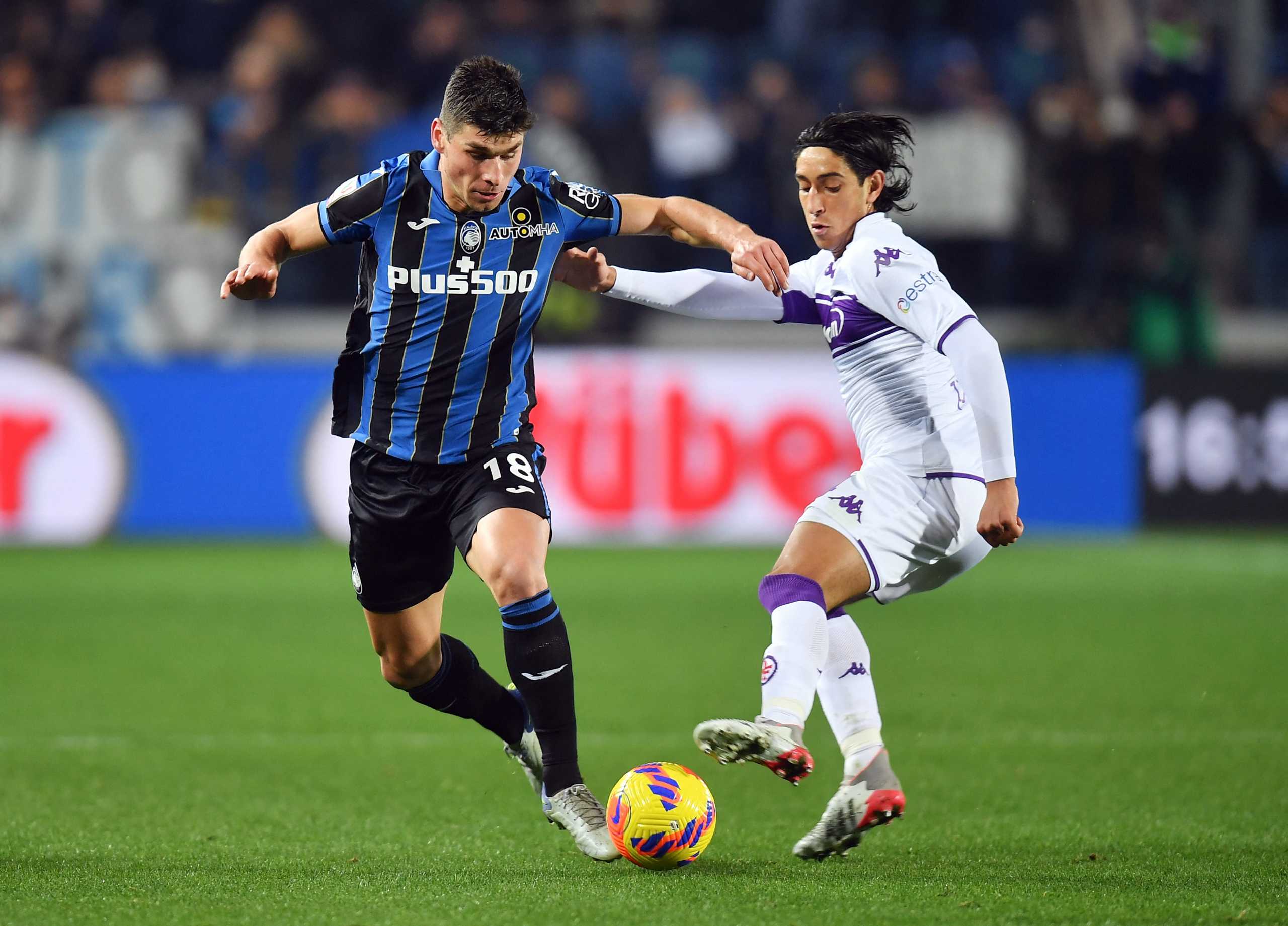 Soccer Football - Coppa Italia - Quarter Final - Atalanta v Fiorentina - Stadio Atleti Azzurri, Bergamo, Italy - February 10, 2022 Atalanta's Ruslan Malinovskyi in action with Fiorentina's Youssef Maleh REUTERS
