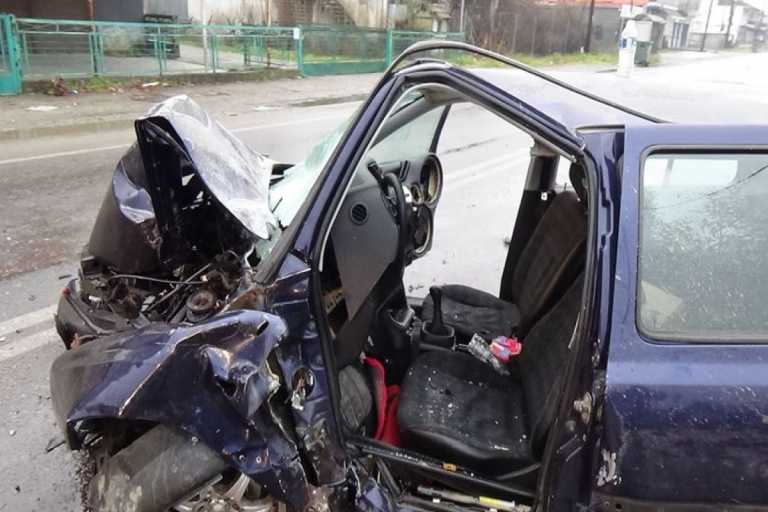 Τροχαίο σοκ στην Αλεξάνδρεια: Αυτοκίνητο «καρφώθηκε» σε κολόνα – Δύο τραυματίες