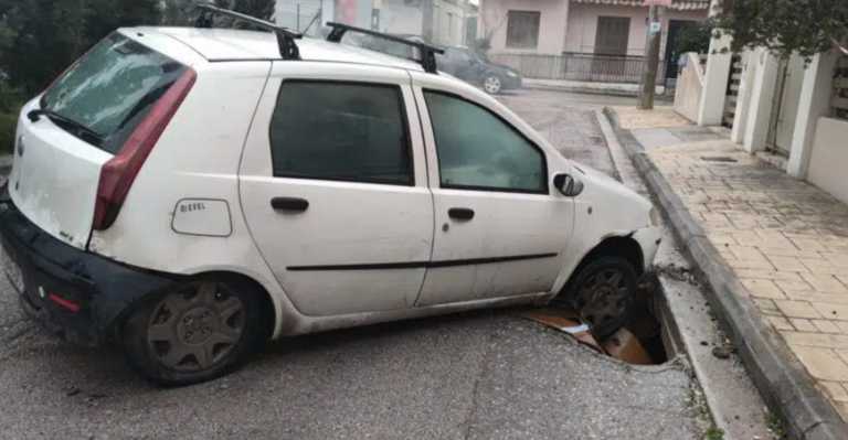 Πάτρα: Αυτοκίνητο έπεσε μέσα στην τρύπα μετά από 3 μήνες παραπόνων – «Μιλάμε για την απόλυτη ξεφτίλα»