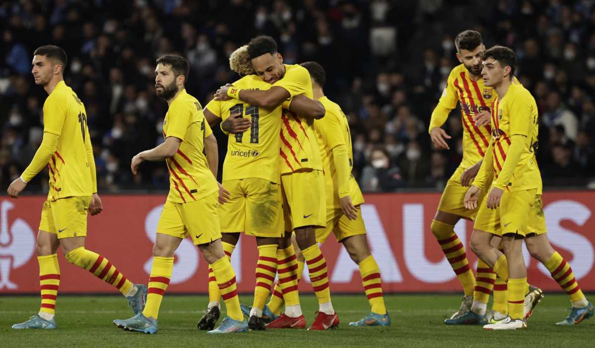 Soccer Football - Europa League - Play Off Second Leg - Napoli v FC Barcelona - Stadio Diego Armando Maradona, Naples, Italy - February 24, 2022 FC Barcelona's Pierre-Emerick Aubameyang celebrates scoring their fourth goal with teammates REUTERS