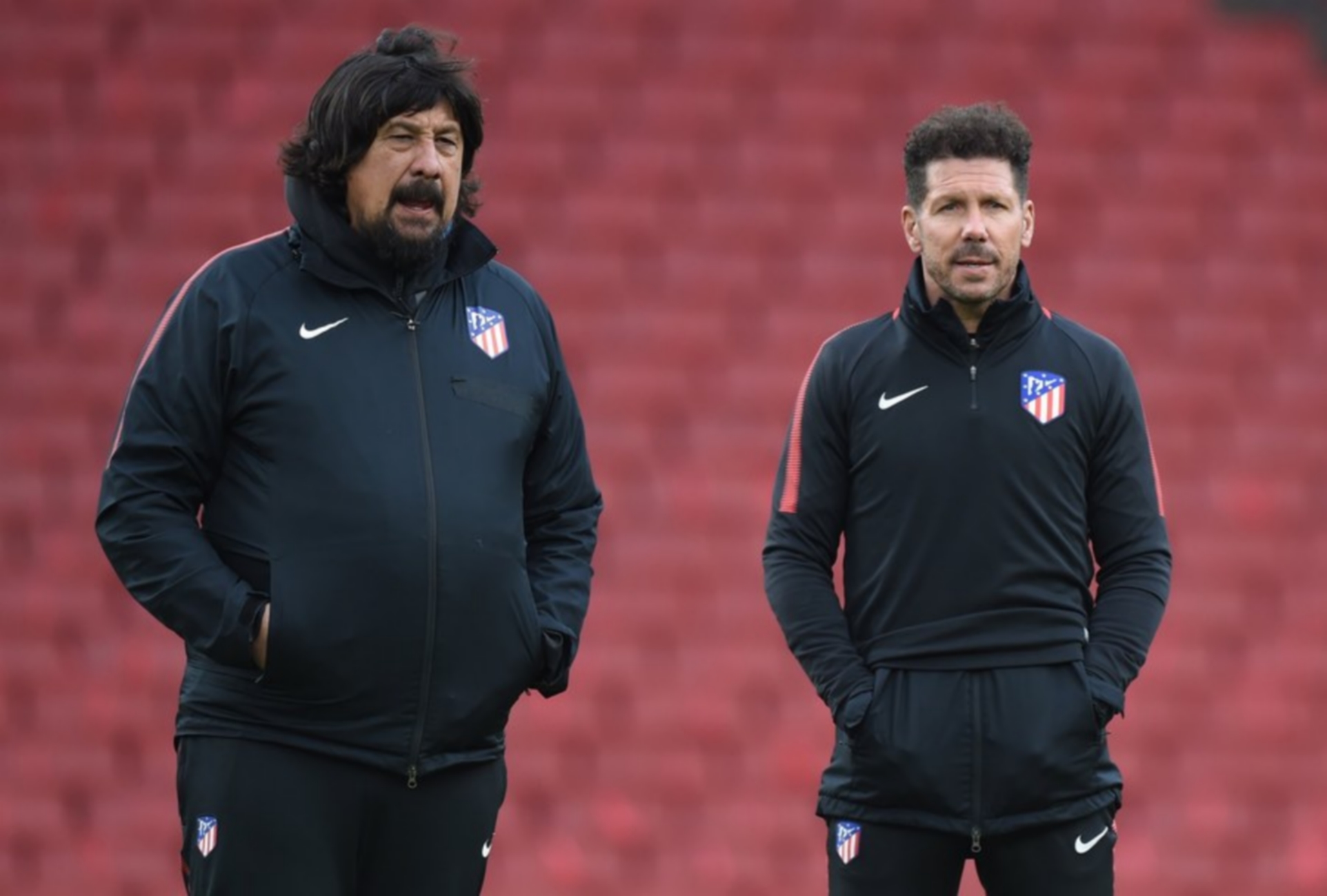 epa06692557 Atletico Madrid manager Diego Simeone (R) and his assistant manager German Burgos (L) lead a training session at Emirates stadium in London, Britain, 25 April 2018. Atletico Madrid will face Arsenal FC in their UEFA Europa League semi final, first leg soccer match on 26 April 2018.  EPA