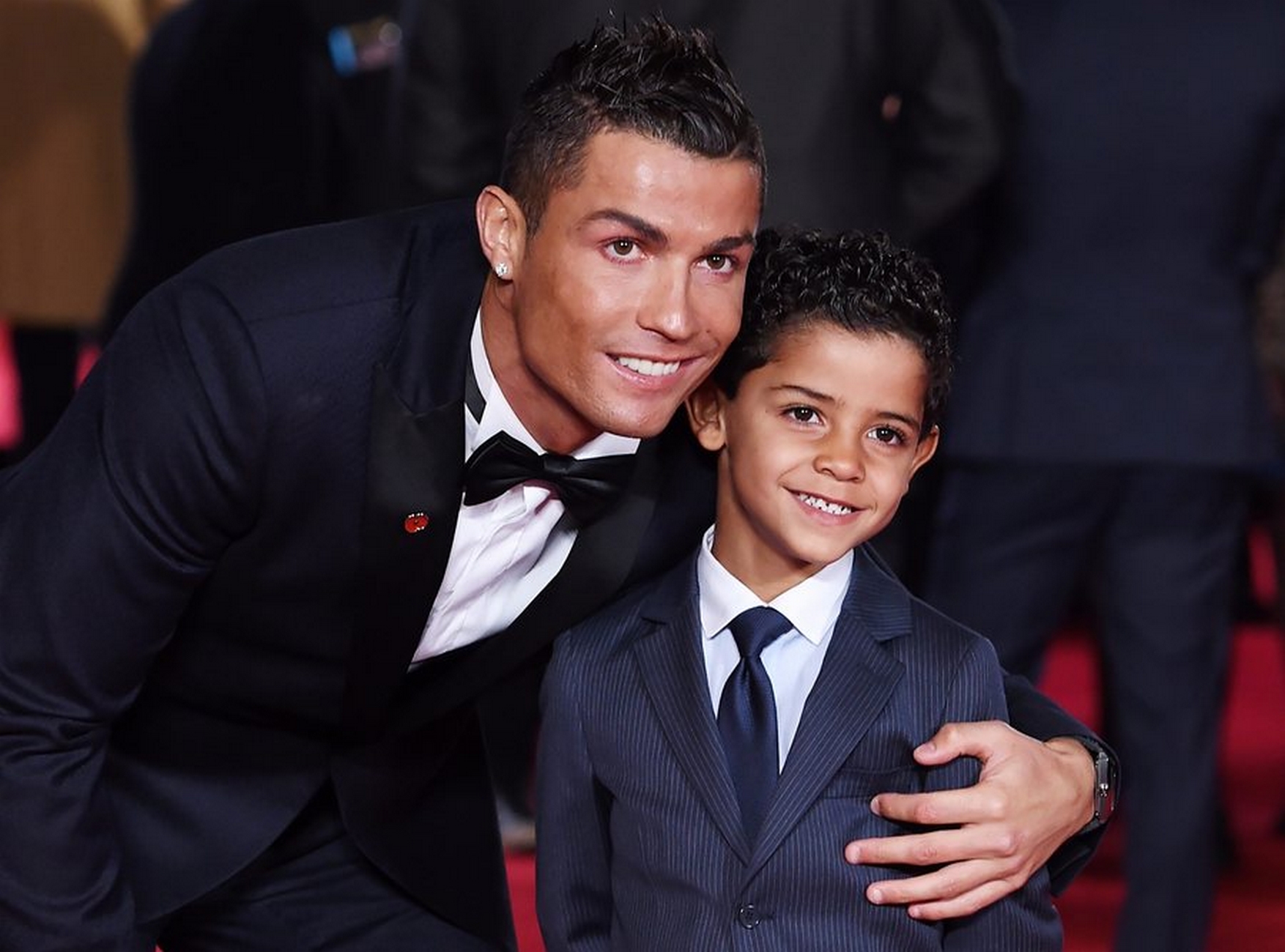 epa05018392 Real Madrid's Portuguese striker Cristiano Ronaldo arrives with his son, Cristiano Ronaldo Jr. for the World Premiere of 'Ronaldo' at Leicester Square in  London, Britain, 09 November 2015. The documentary film is released in British theaters the same day.  EPA