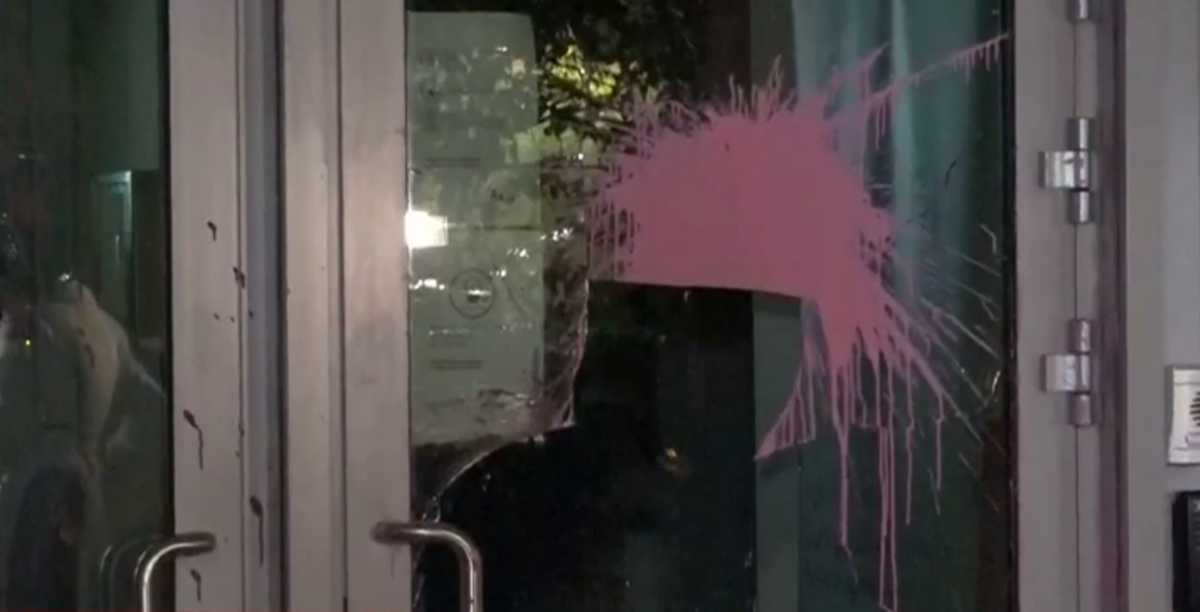 ΔΕΗ: Επίθεση με μπογιές στα γραφεία