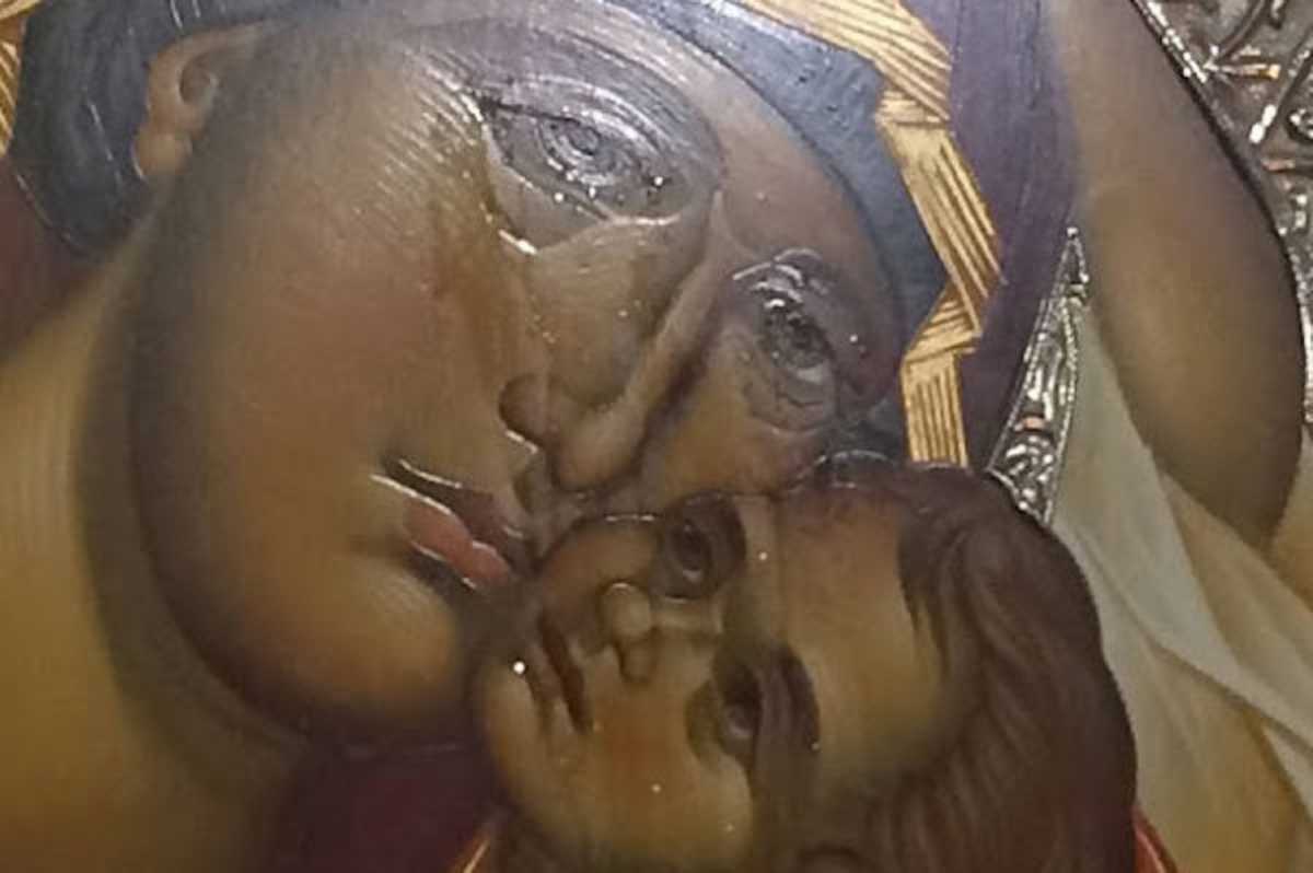 Βύρωνας: Συνεχίζει να δακρύζει η εικόνα της Παναγίας στον Ιερό Ναό του Αγίου Δημητρίου