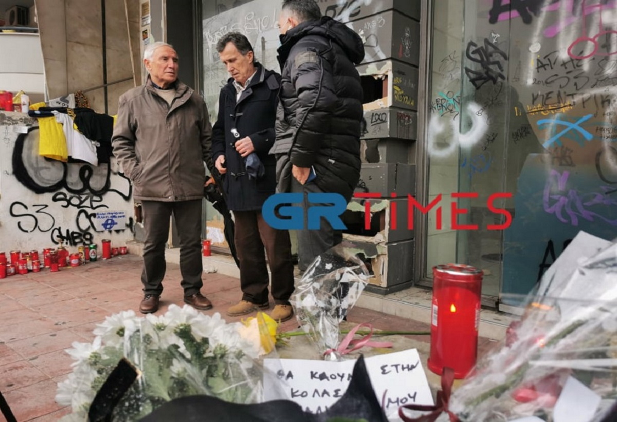 Δολοφονία 19χρονου στη Θεσσαλονίκη: Παλαίμαχοι ποδοσφαιριστές Άρη και ΠΑΟΚ στο σημείο που δολοφονήθηκε ο Άλκης