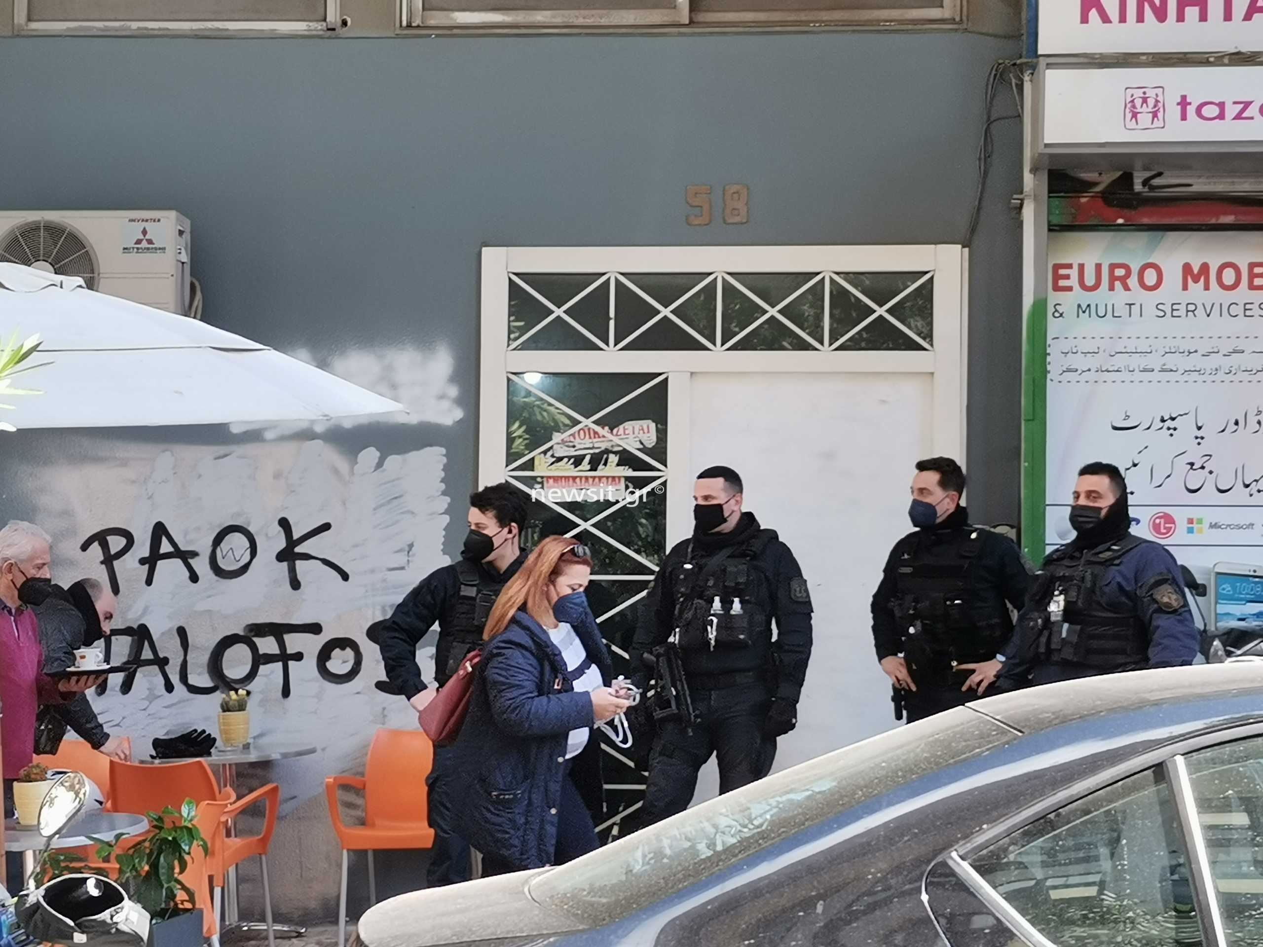 Έφοδοι αστυνομικών σε συνδέσμους οπαδών στην Αθήνα – Σε εξέλιξη η μεγάλη επιχείρηση