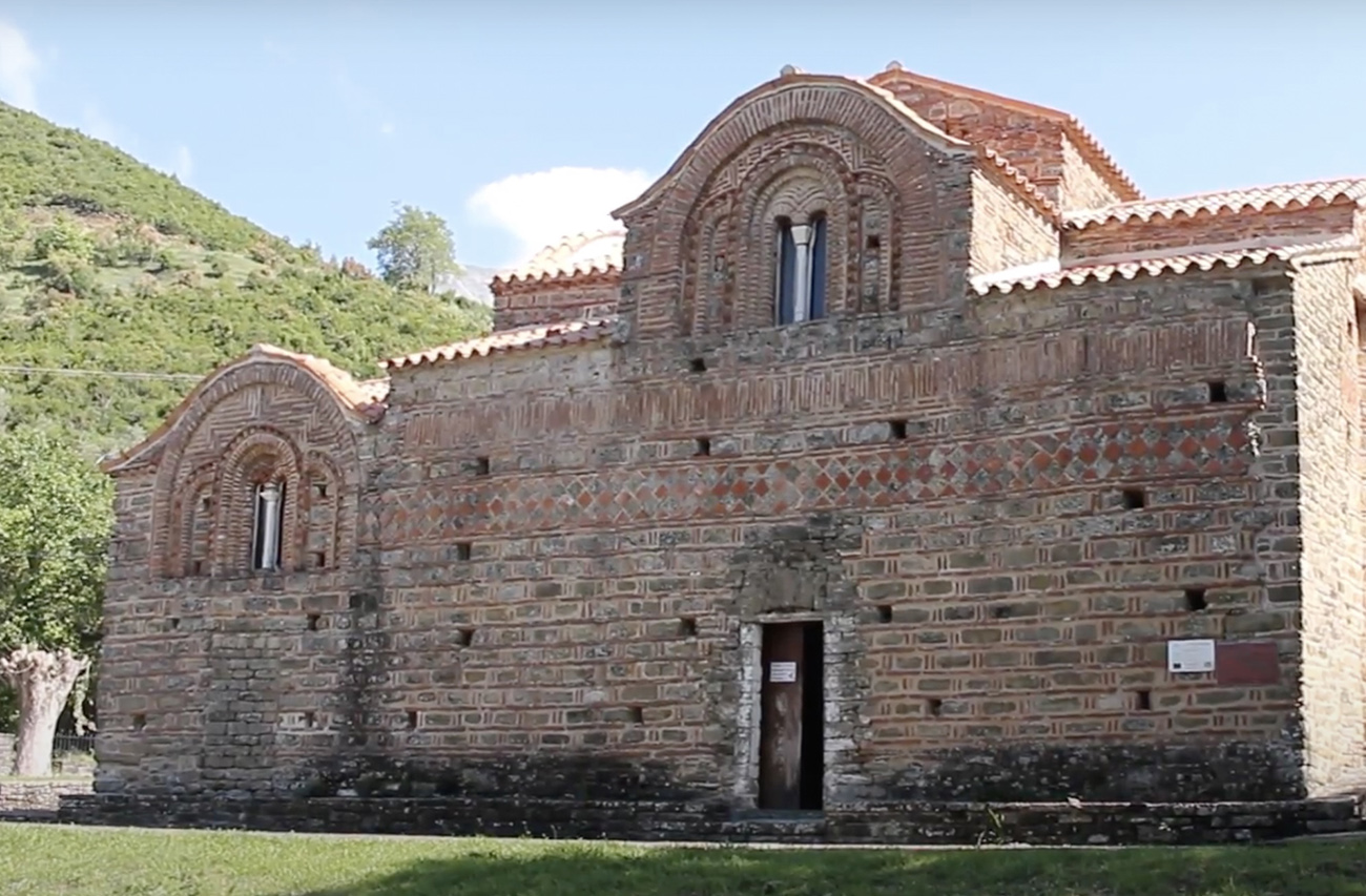 Η εντυπωσιακή Κόκκινη εκκλησία της Ελλάδας