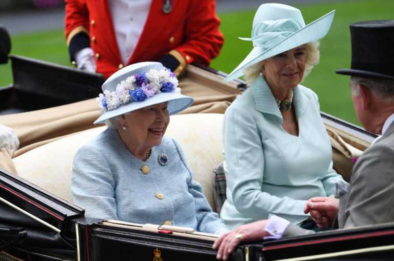 70 χρόνια Βασίλισσα Ελισάβετ: «Γιορτάζει» το πλατινένιο ιωβηλαίο με ιστορική απόφαση για την Καμίλα